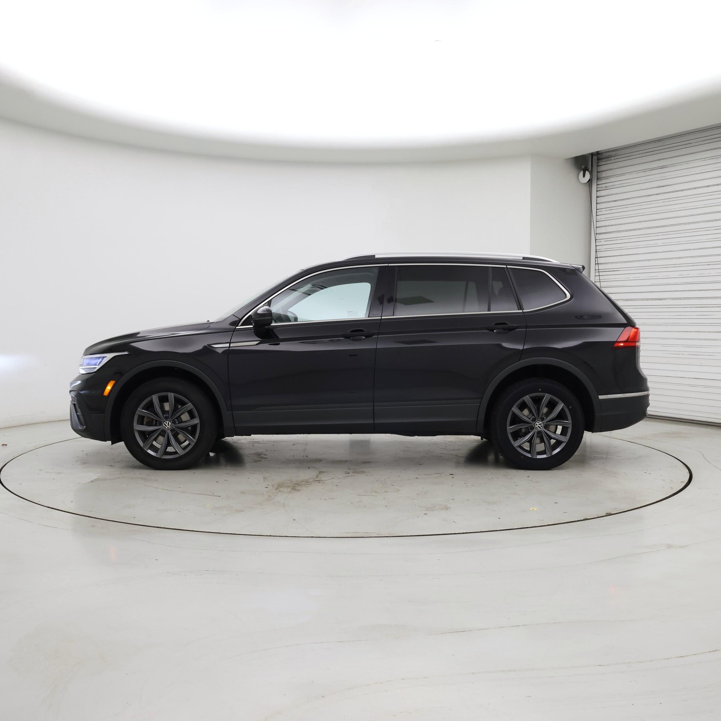 Thumbnail: 2022 Volkswagen Tiguan - 3