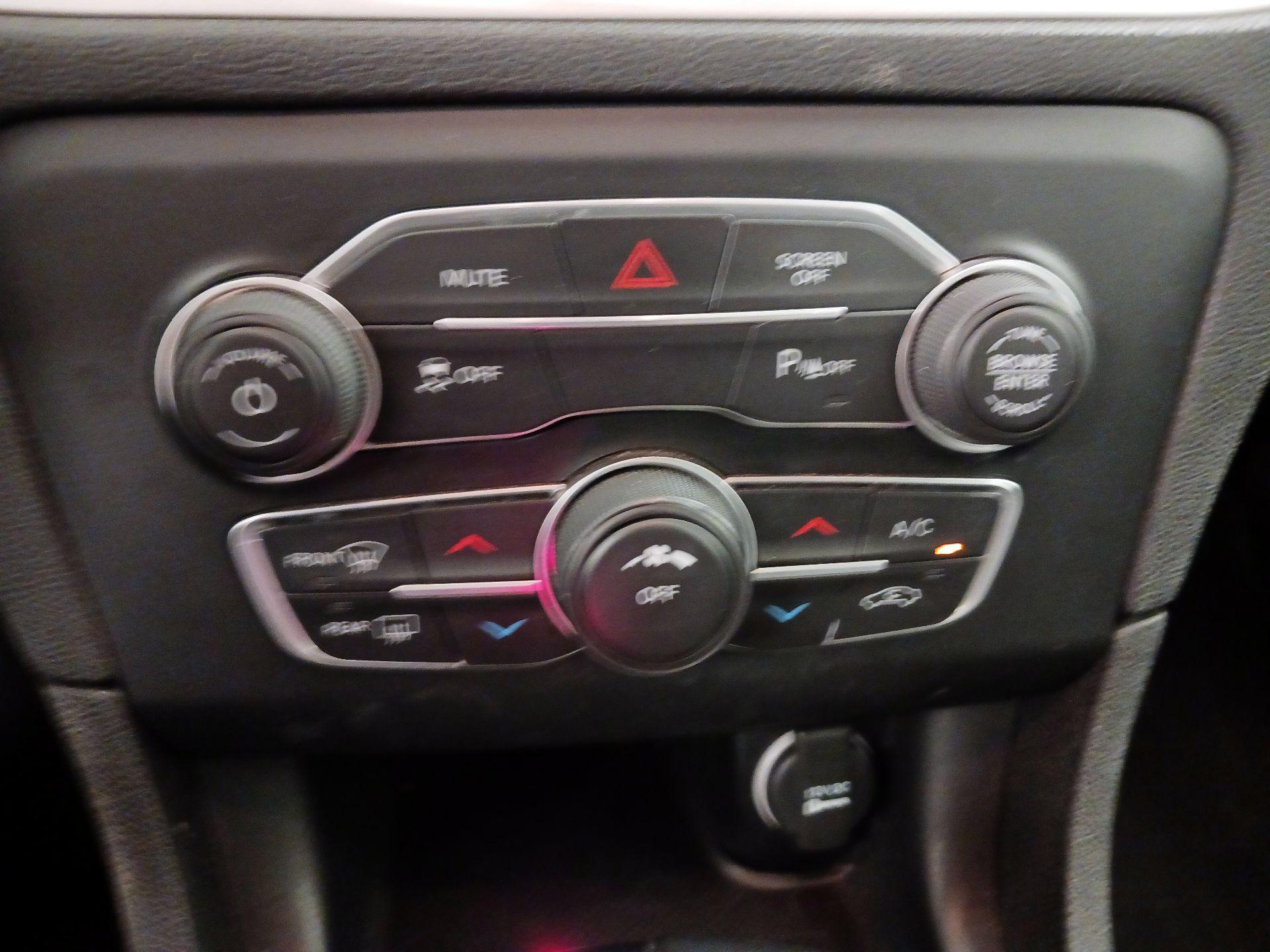 Thumbnail: 2022 Dodge Charger - 16