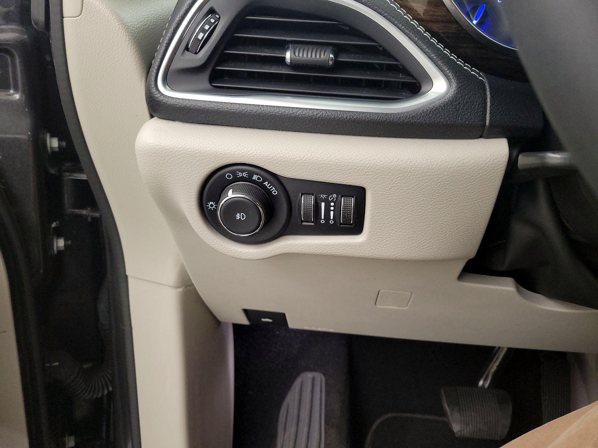 Thumbnail: 2022 Chrysler Pacifica - 13