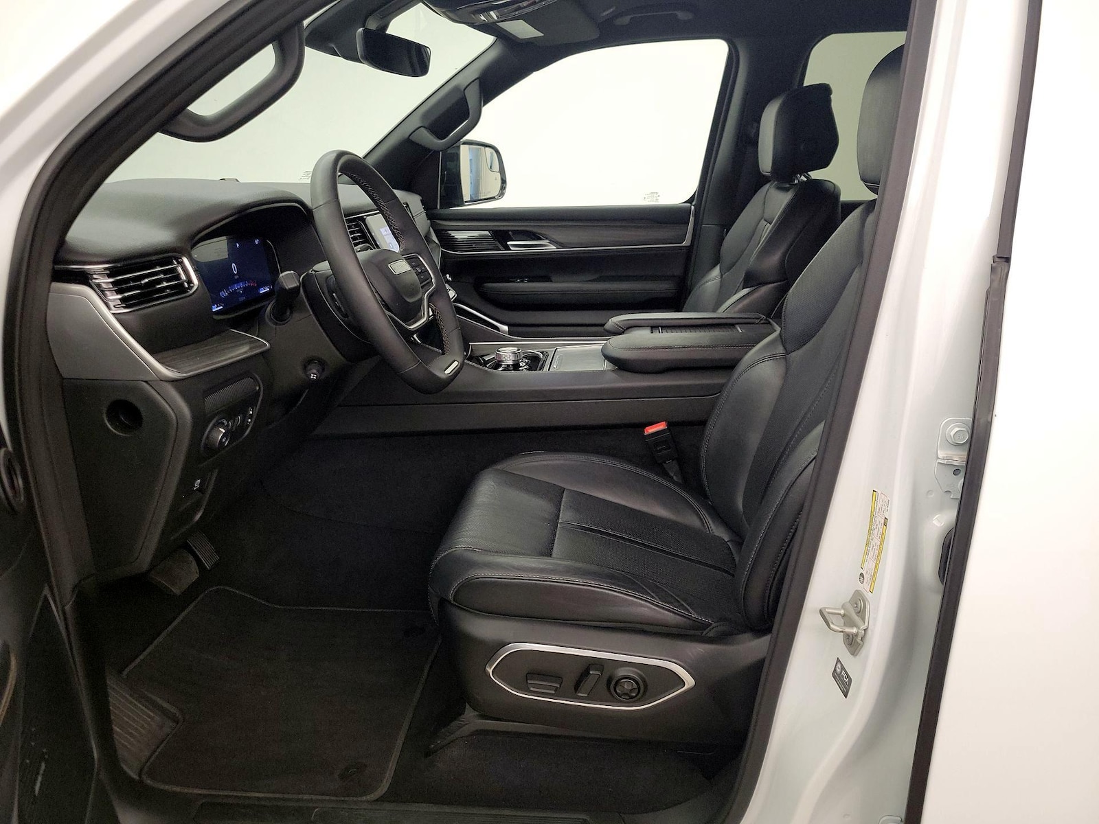 2024 Jeep Wagoneer L Series II - Photo 12