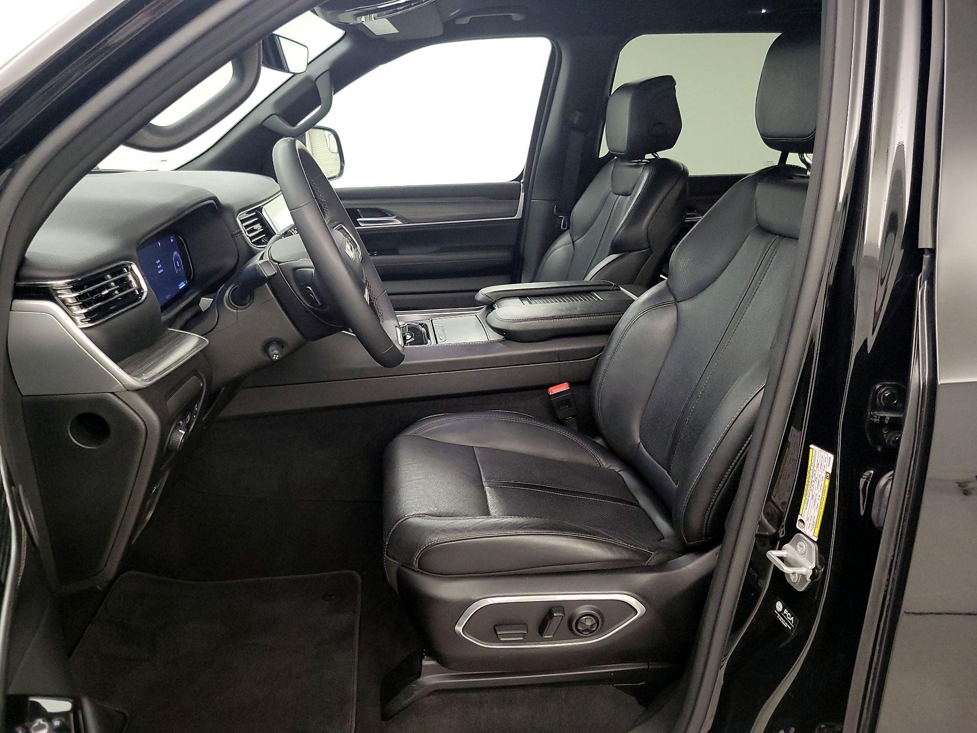 Thumbnail: 2023 Jeep Wagoneer - 11