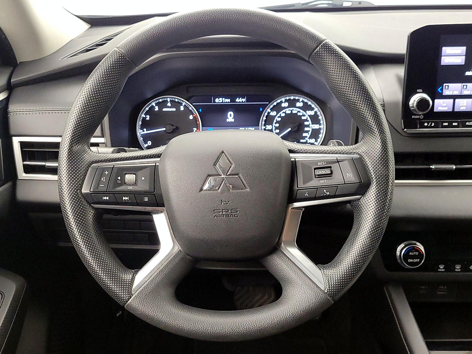 Thumbnail: 2022 Mitsubishi Outlander - 10