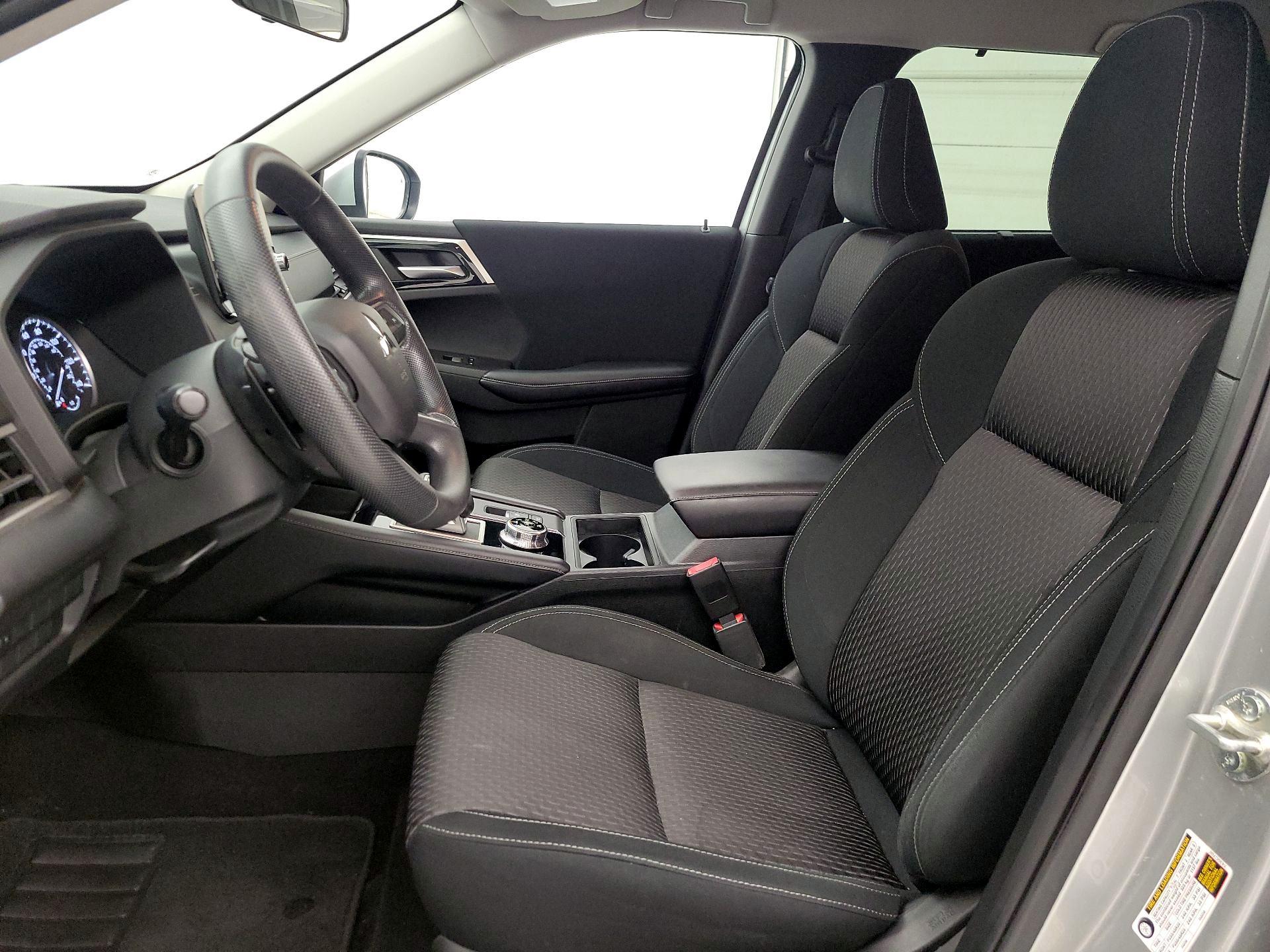 Thumbnail: 2022 Mitsubishi Outlander - 11