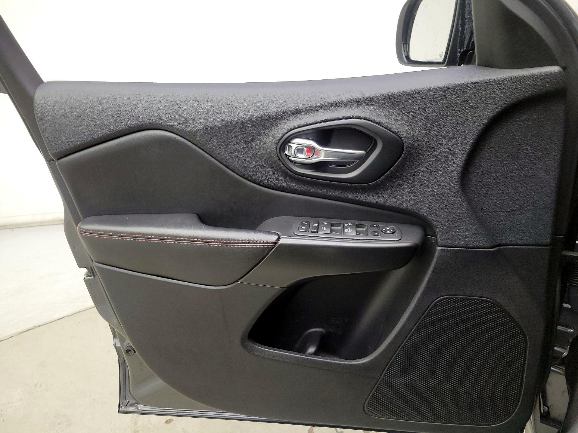 Thumbnail: 2022 Jeep Cherokee - 12