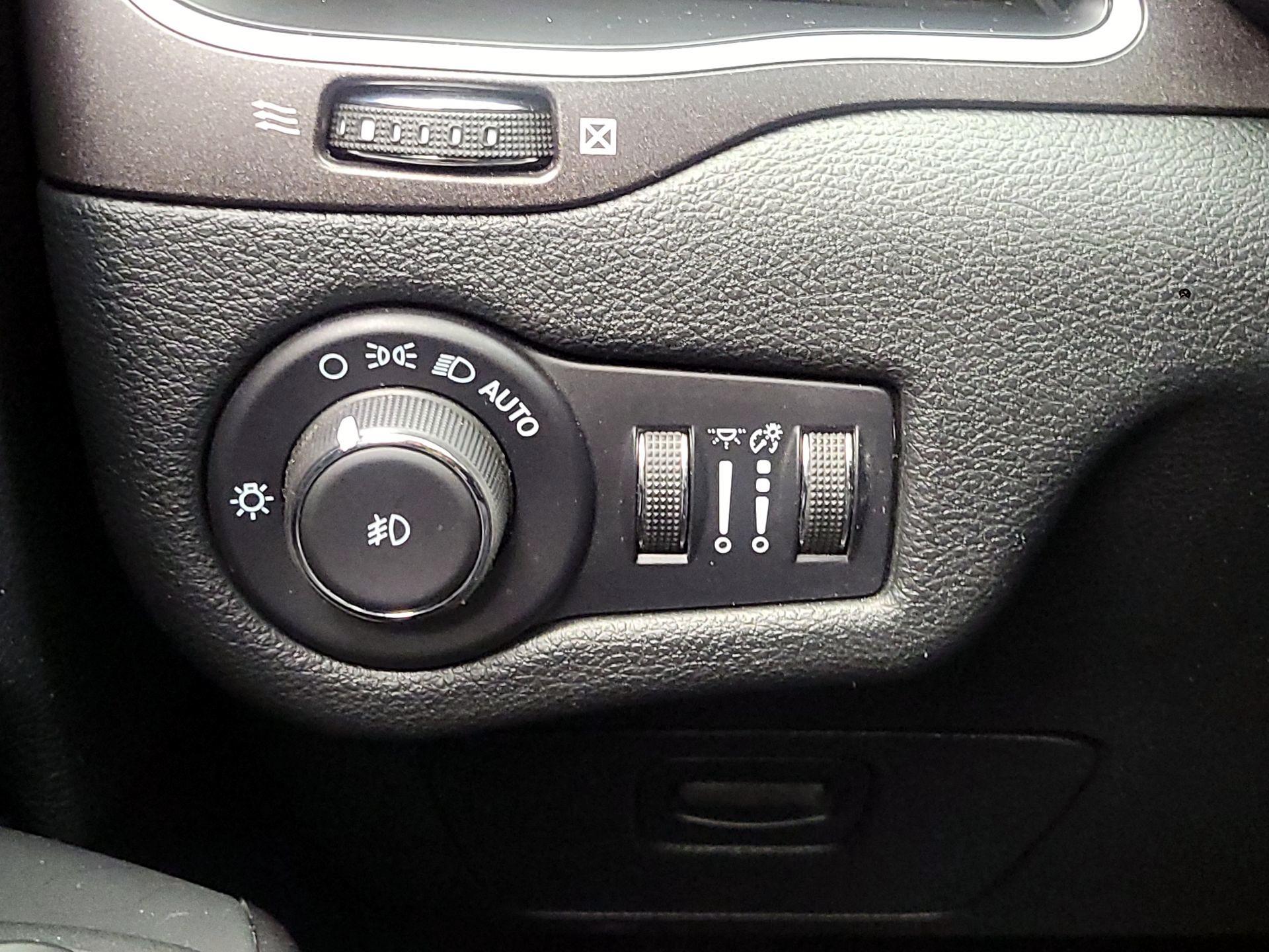 Thumbnail: 2022 Jeep Cherokee - 13