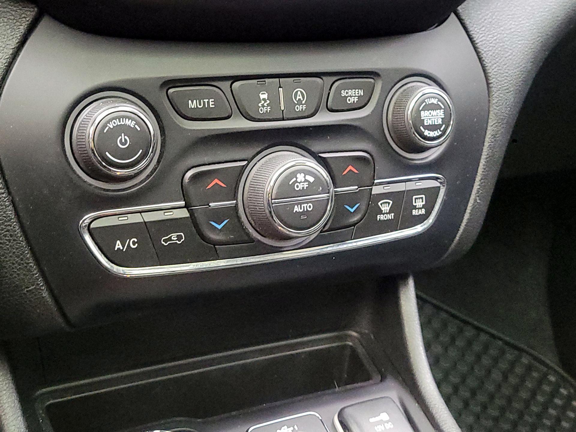 Thumbnail: 2022 Jeep Cherokee - 17