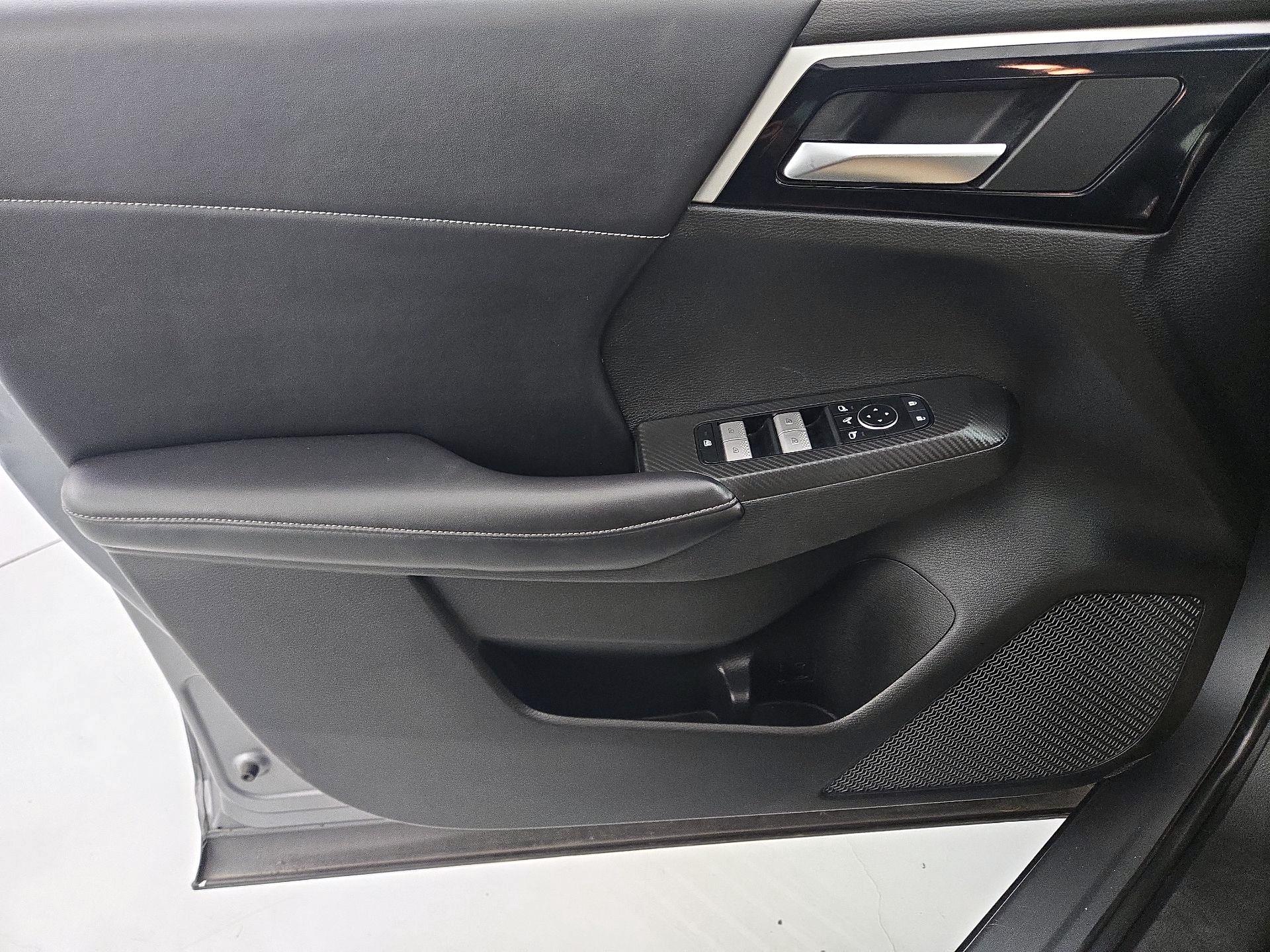 Thumbnail: 2023 Mitsubishi Outlander - 12