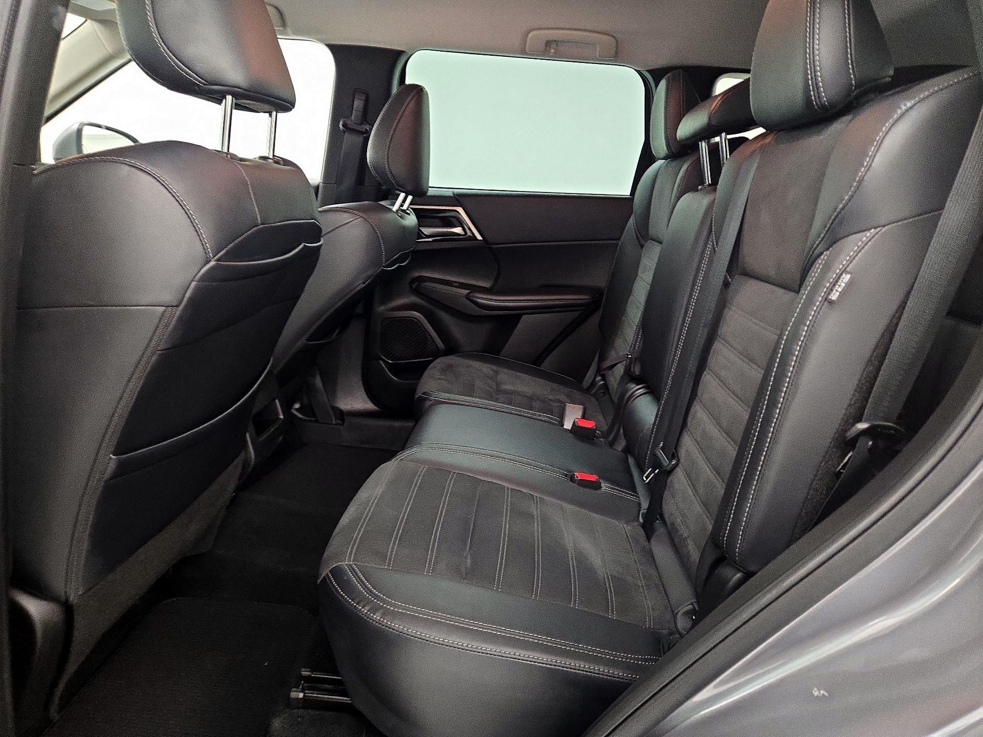 Thumbnail: 2023 Mitsubishi Outlander - 20