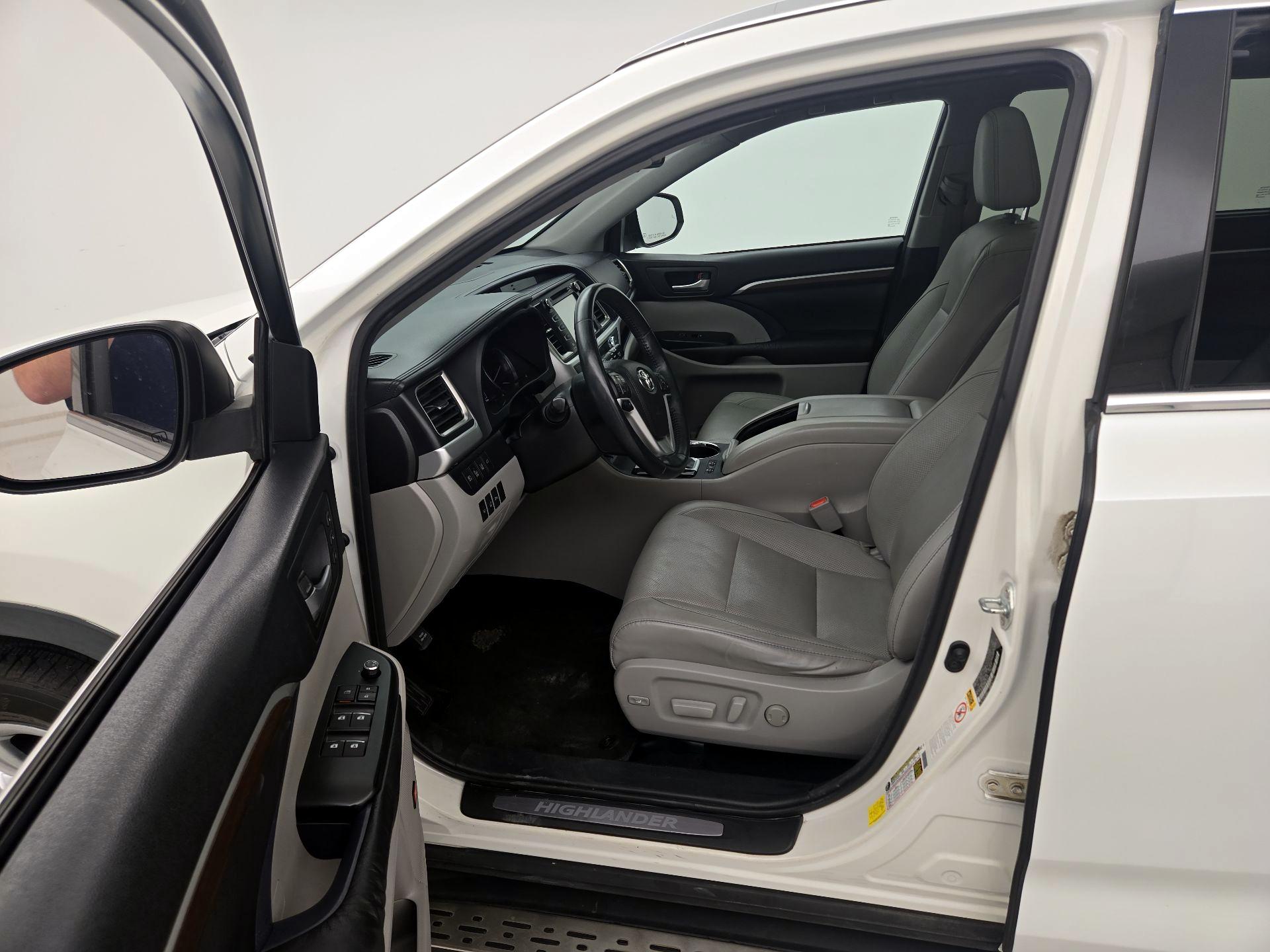 Thumbnail: 2016 Toyota Highlander - 11