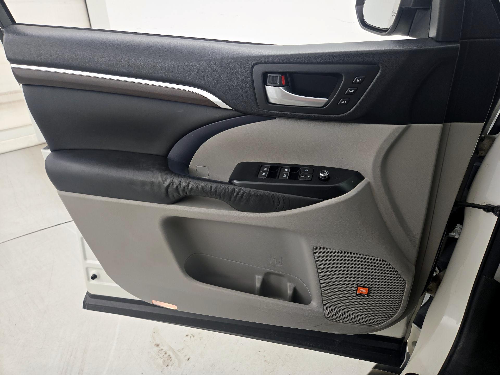 Thumbnail: 2016 Toyota Highlander - 12