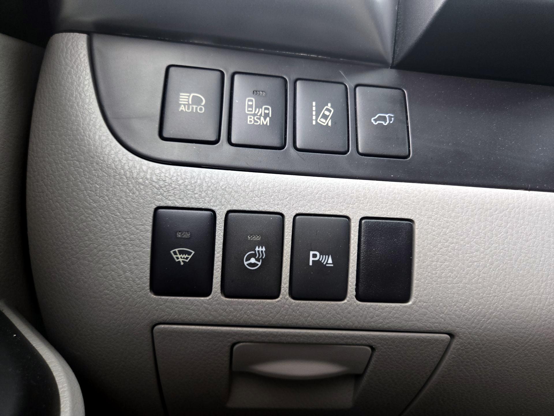 Thumbnail: 2016 Toyota Highlander - 13