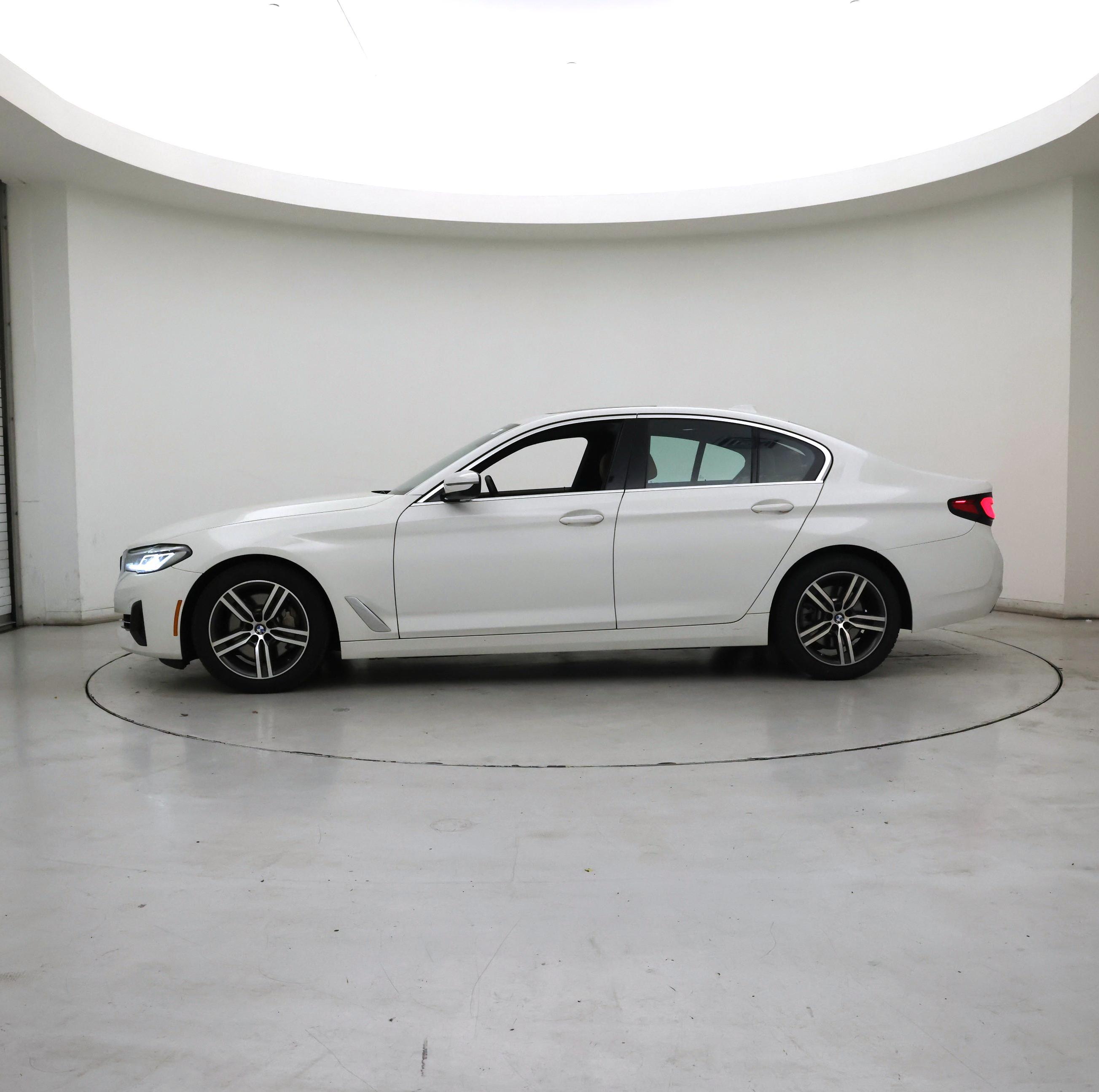 Thumbnail: 2022 BMW 5 Series - 3