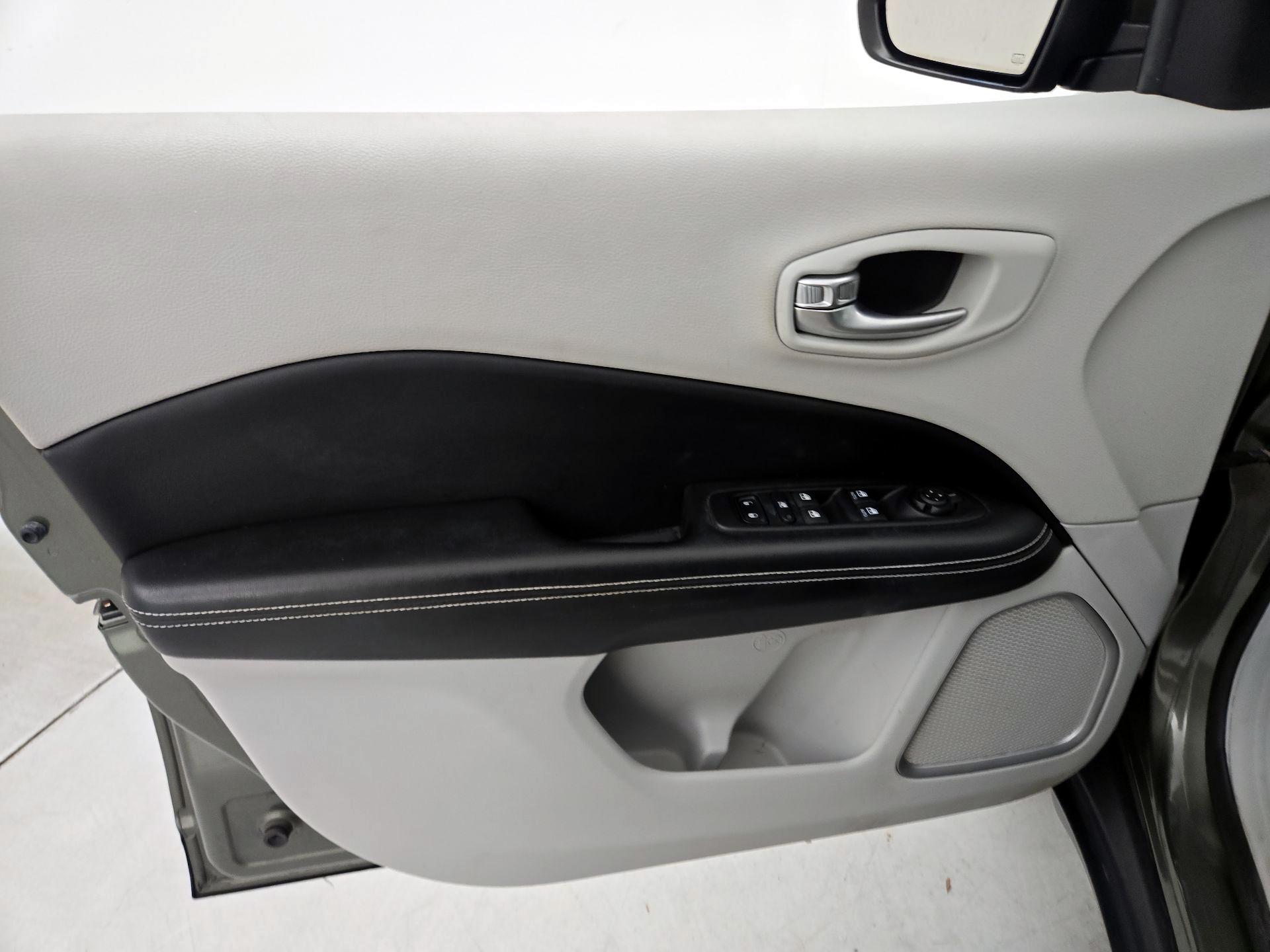 Thumbnail: 2018 Jeep Compass - 12