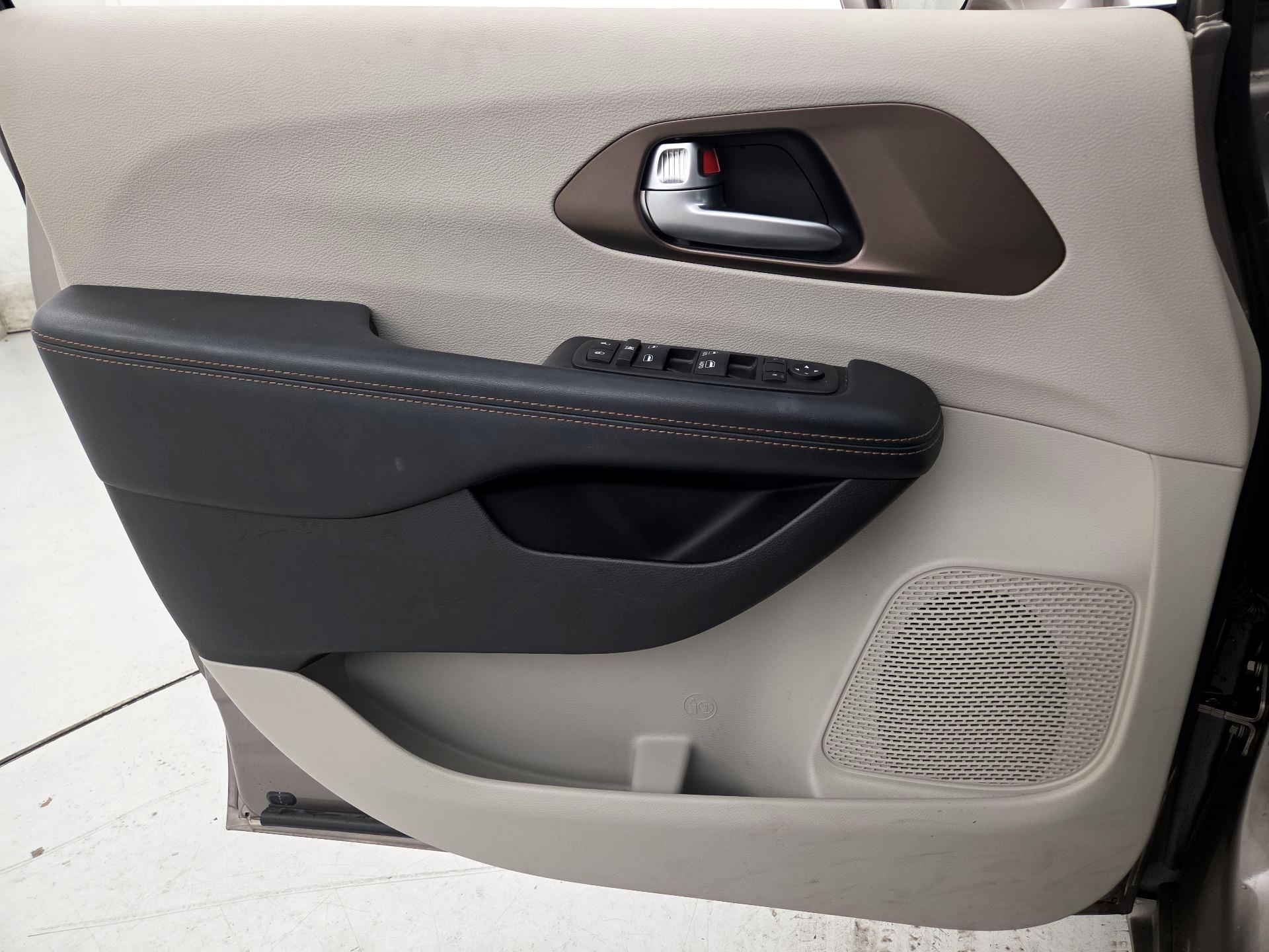 Thumbnail: 2017 Chrysler Pacifica - 12