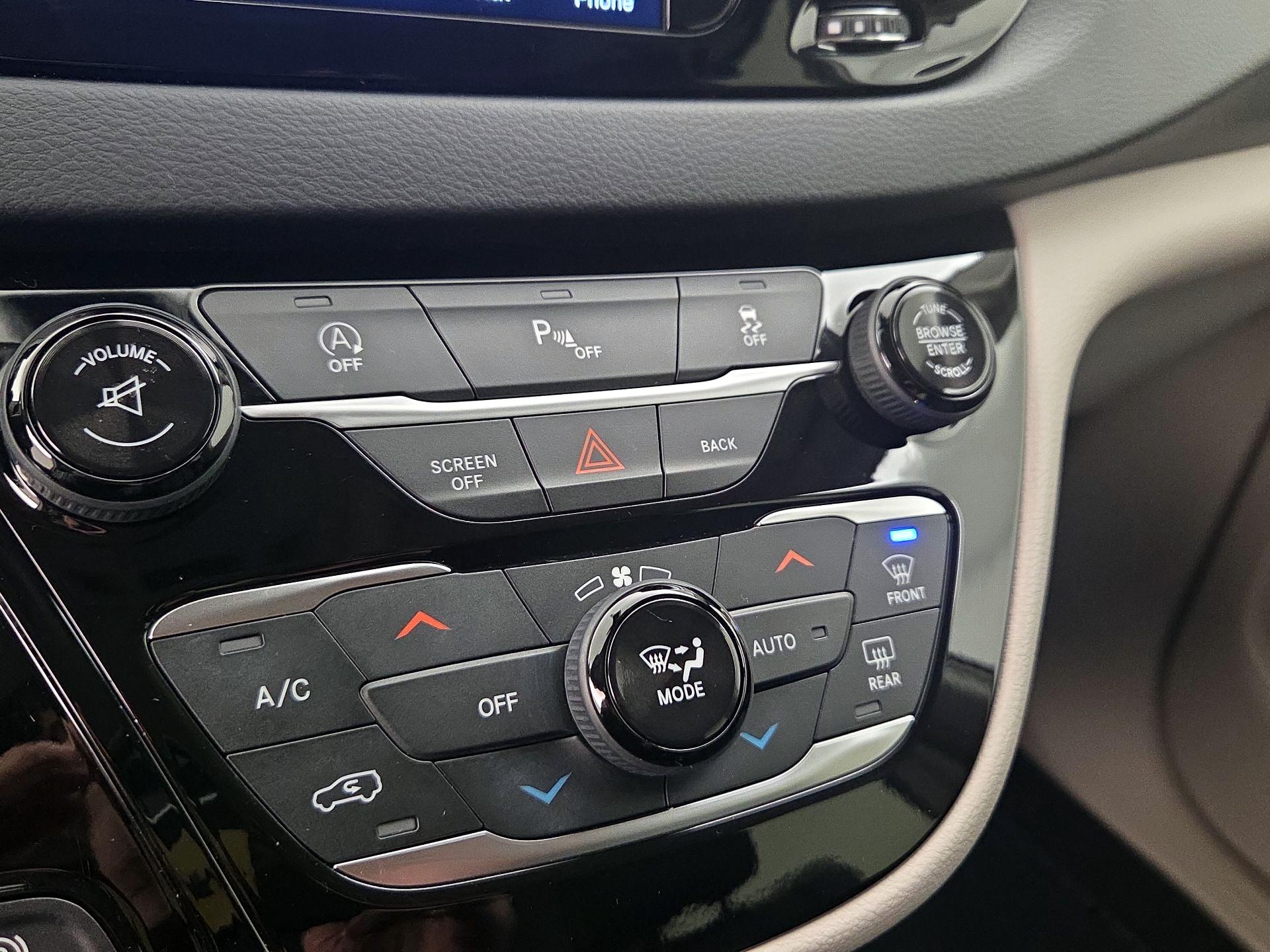 Thumbnail: 2017 Chrysler Pacifica - 17