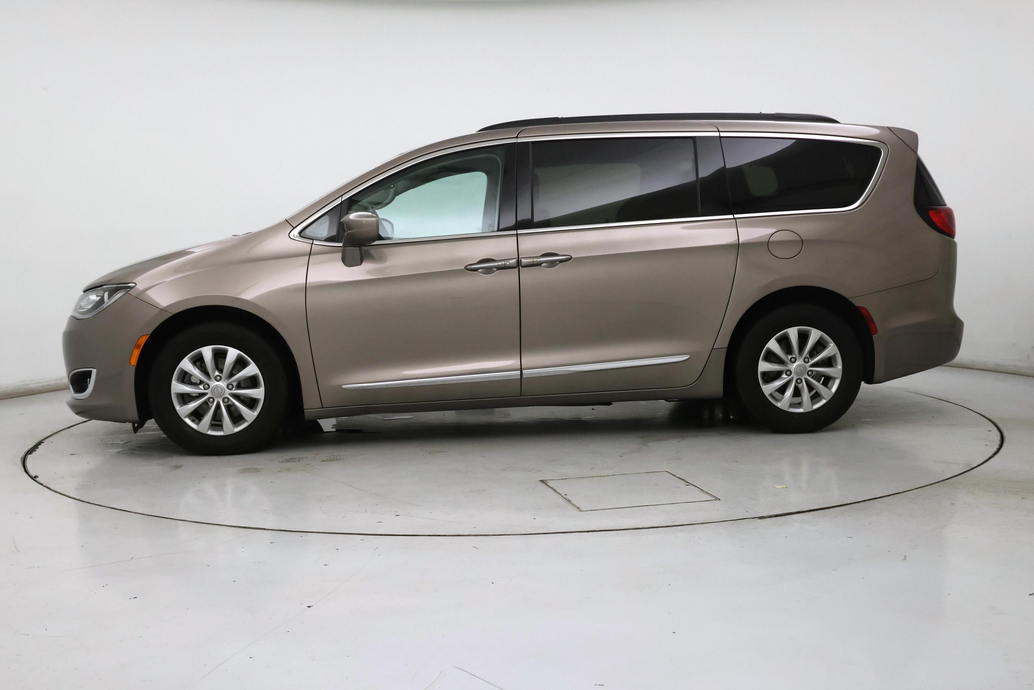 Thumbnail: 2017 Chrysler Pacifica - 3