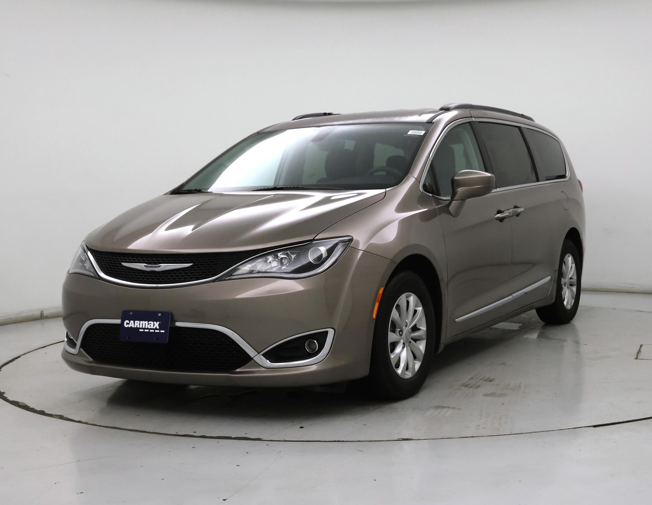 Thumbnail: 2017 Chrysler Pacifica - 4
