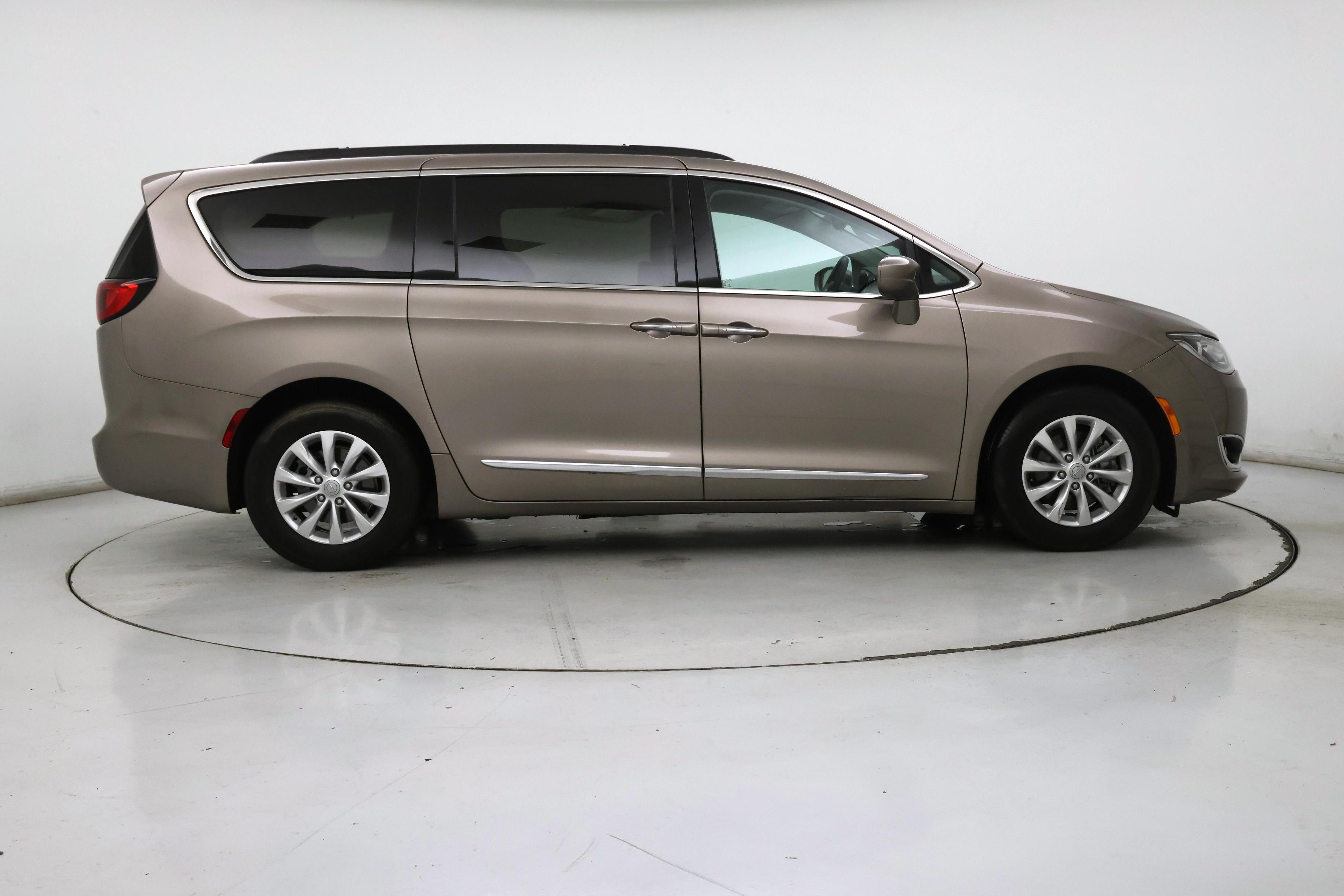 Thumbnail: 2017 Chrysler Pacifica - 7