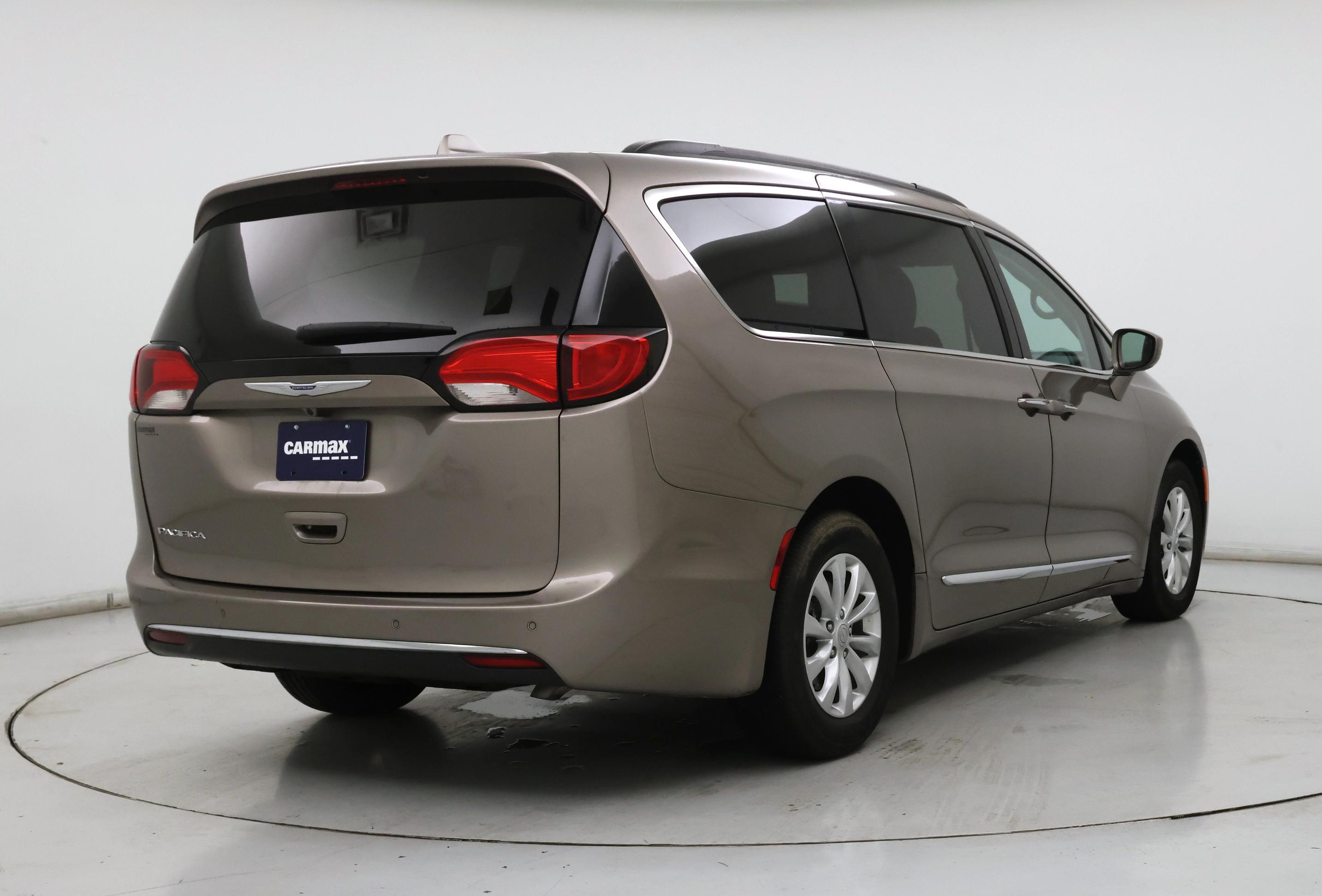 Thumbnail: 2017 Chrysler Pacifica - 8