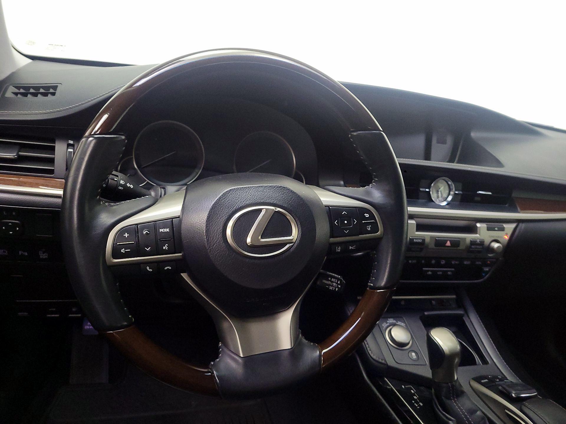 Thumbnail: 2018 Lexus ES - 10