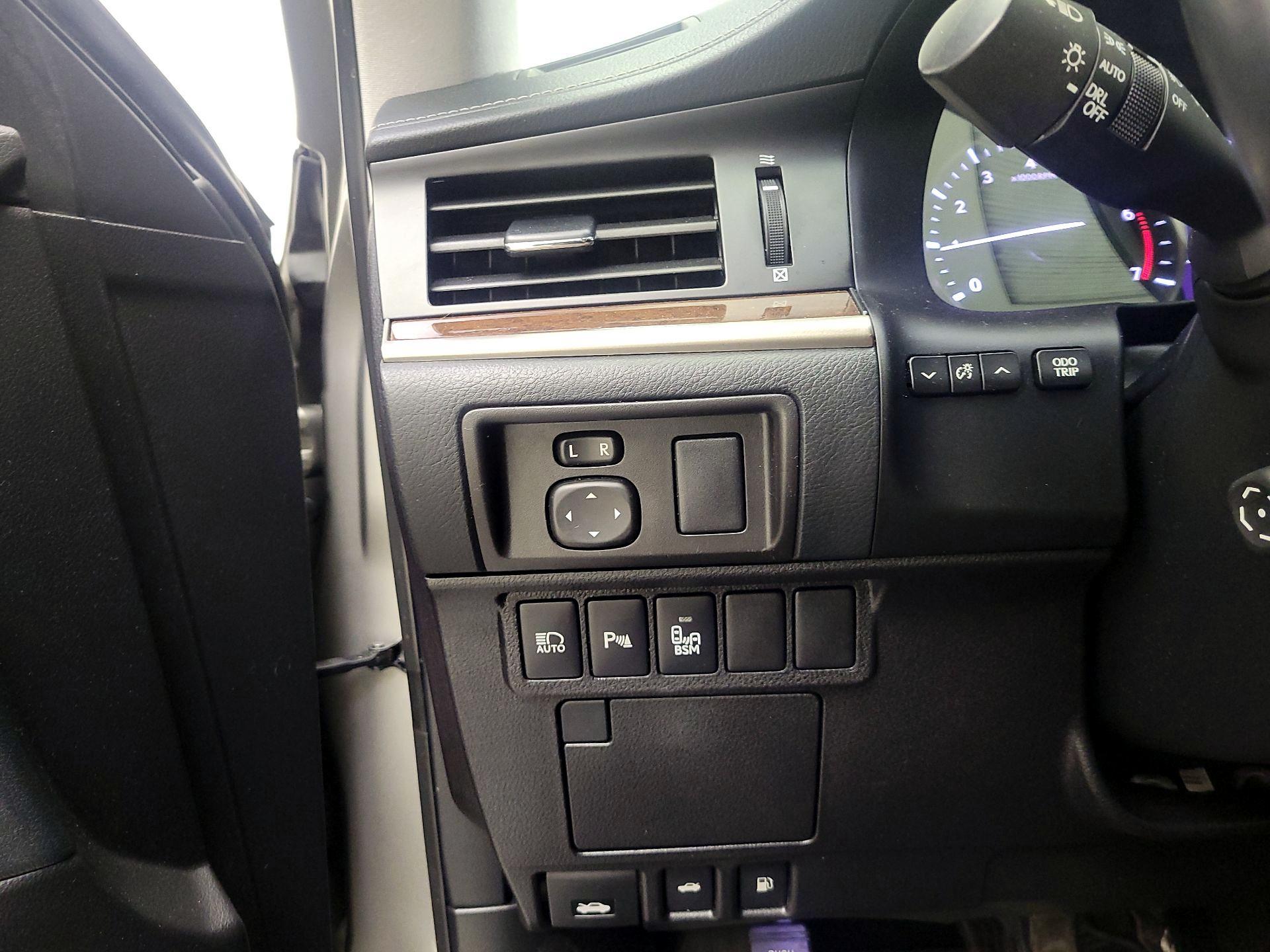 Thumbnail: 2018 Lexus ES - 13