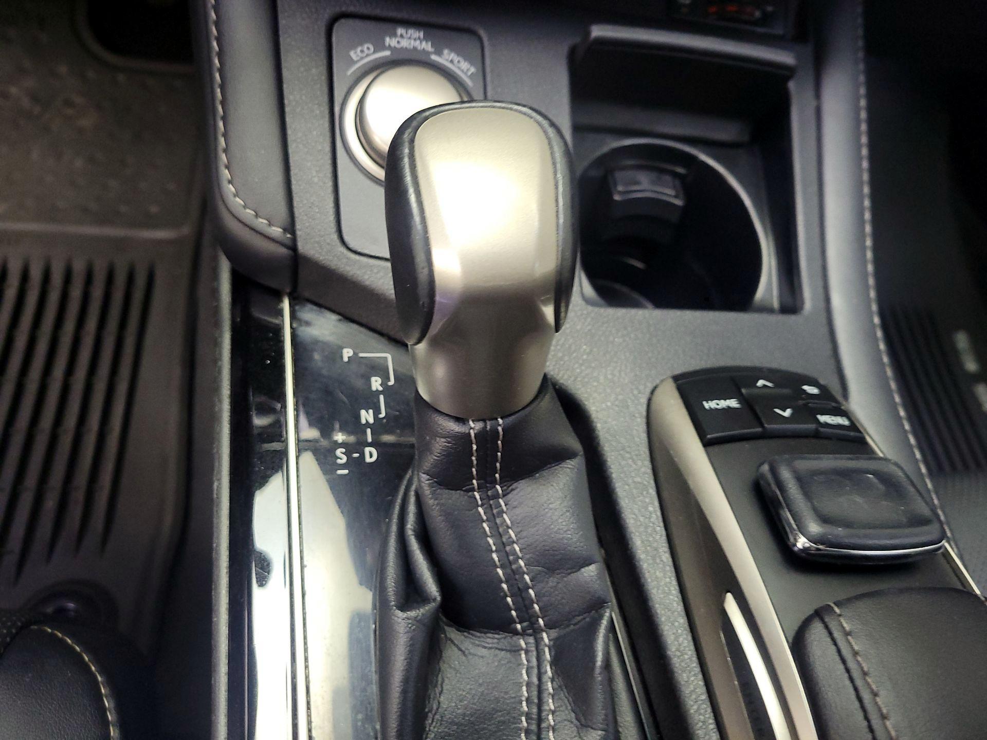 Thumbnail: 2018 Lexus ES - 17