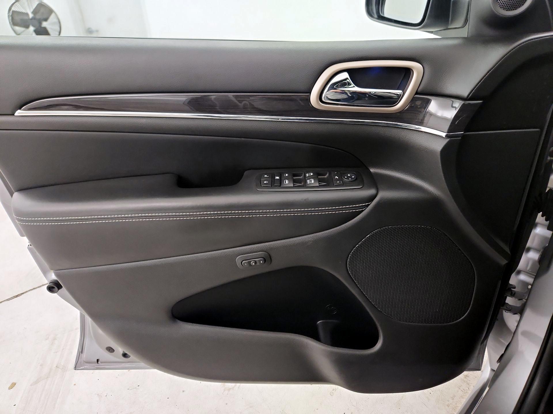 Thumbnail: 2015 Jeep Grand Cherokee - 12