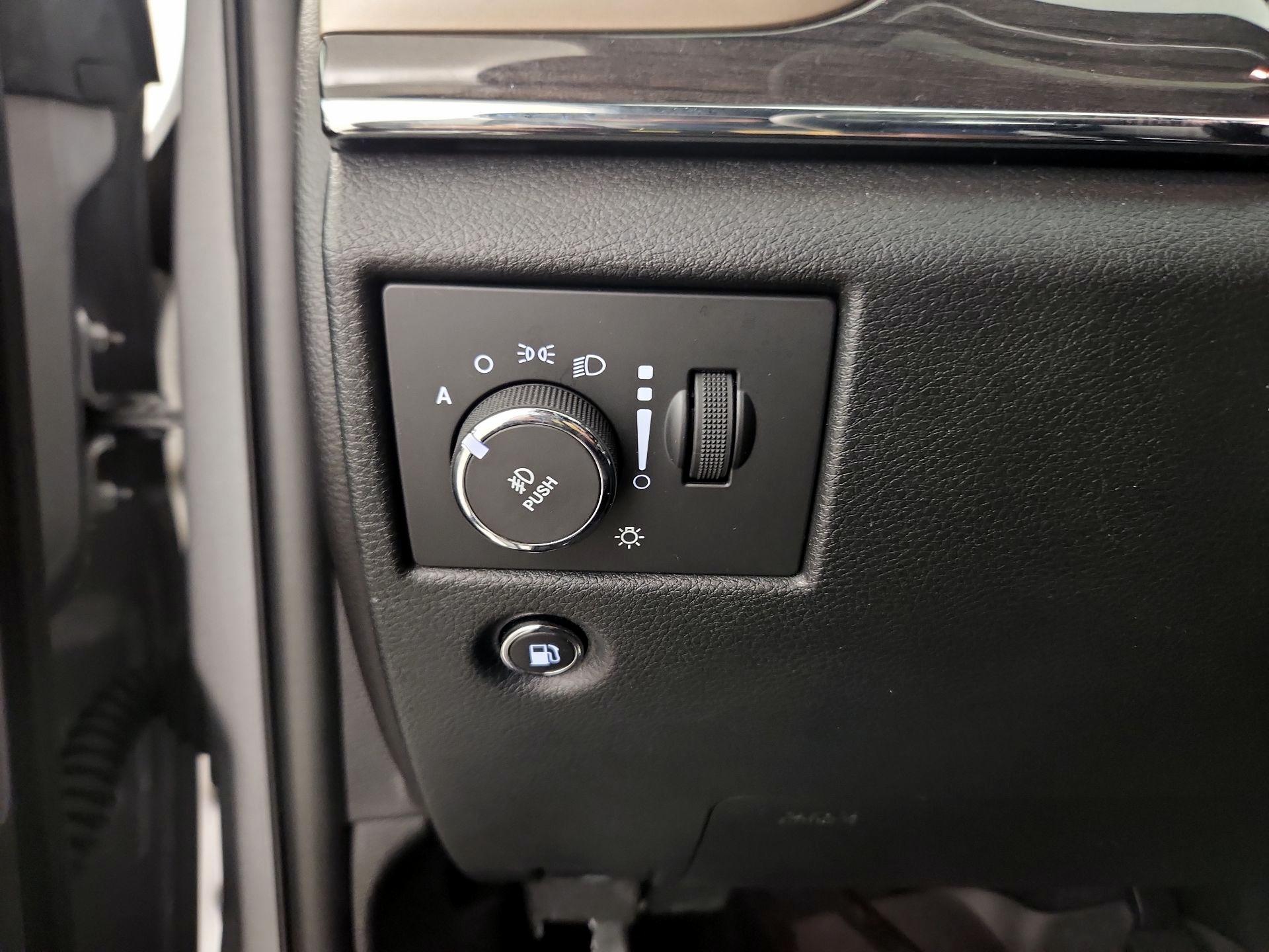 Thumbnail: 2015 Jeep Grand Cherokee - 13