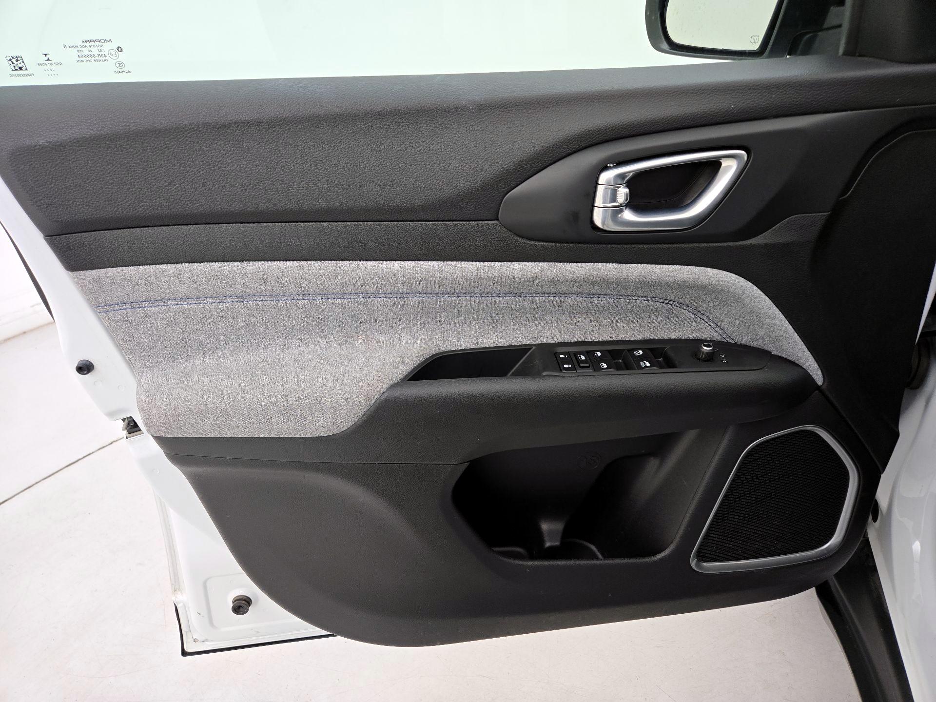 Thumbnail: 2023 Jeep Compass - 12