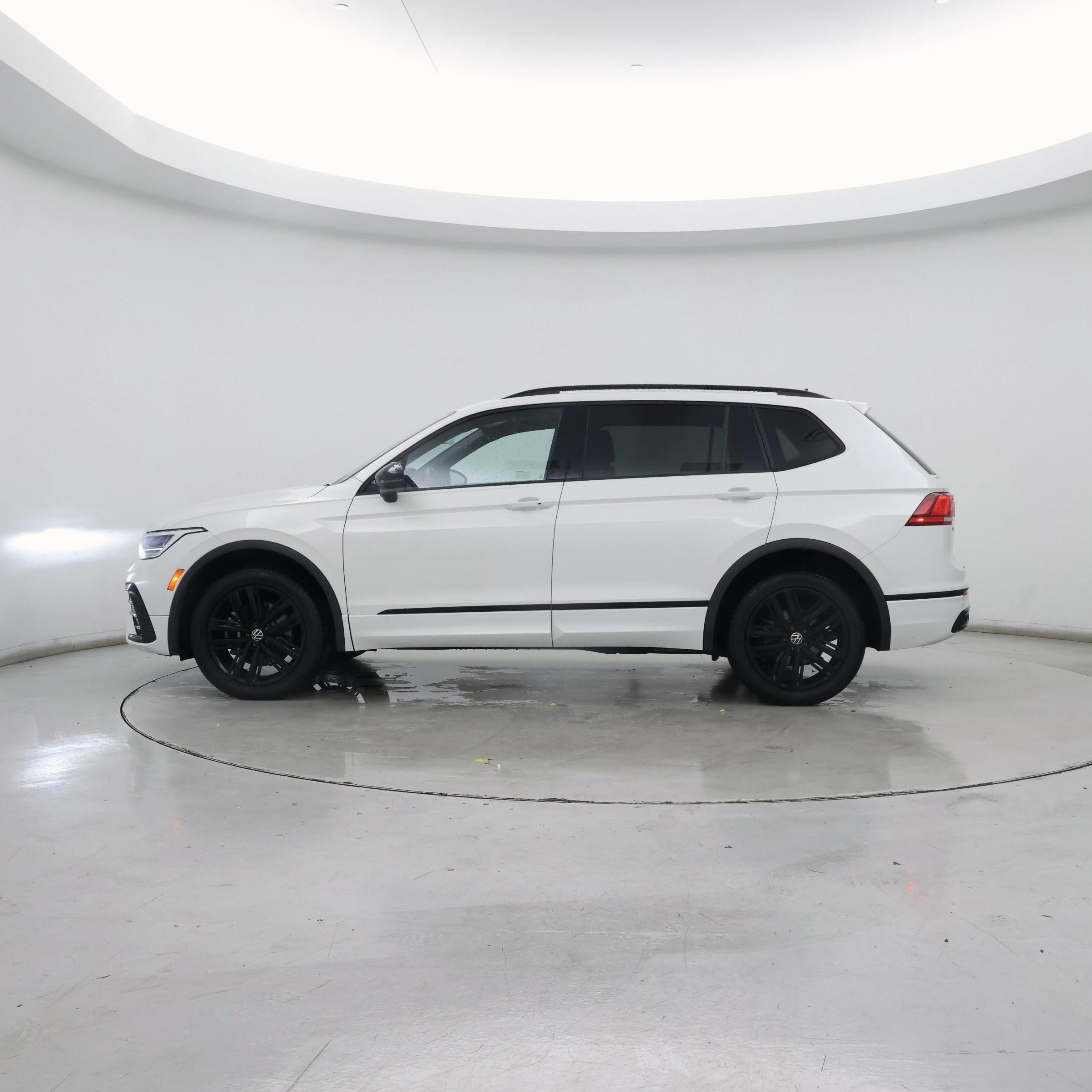 Thumbnail: 2022 Volkswagen Tiguan - 3