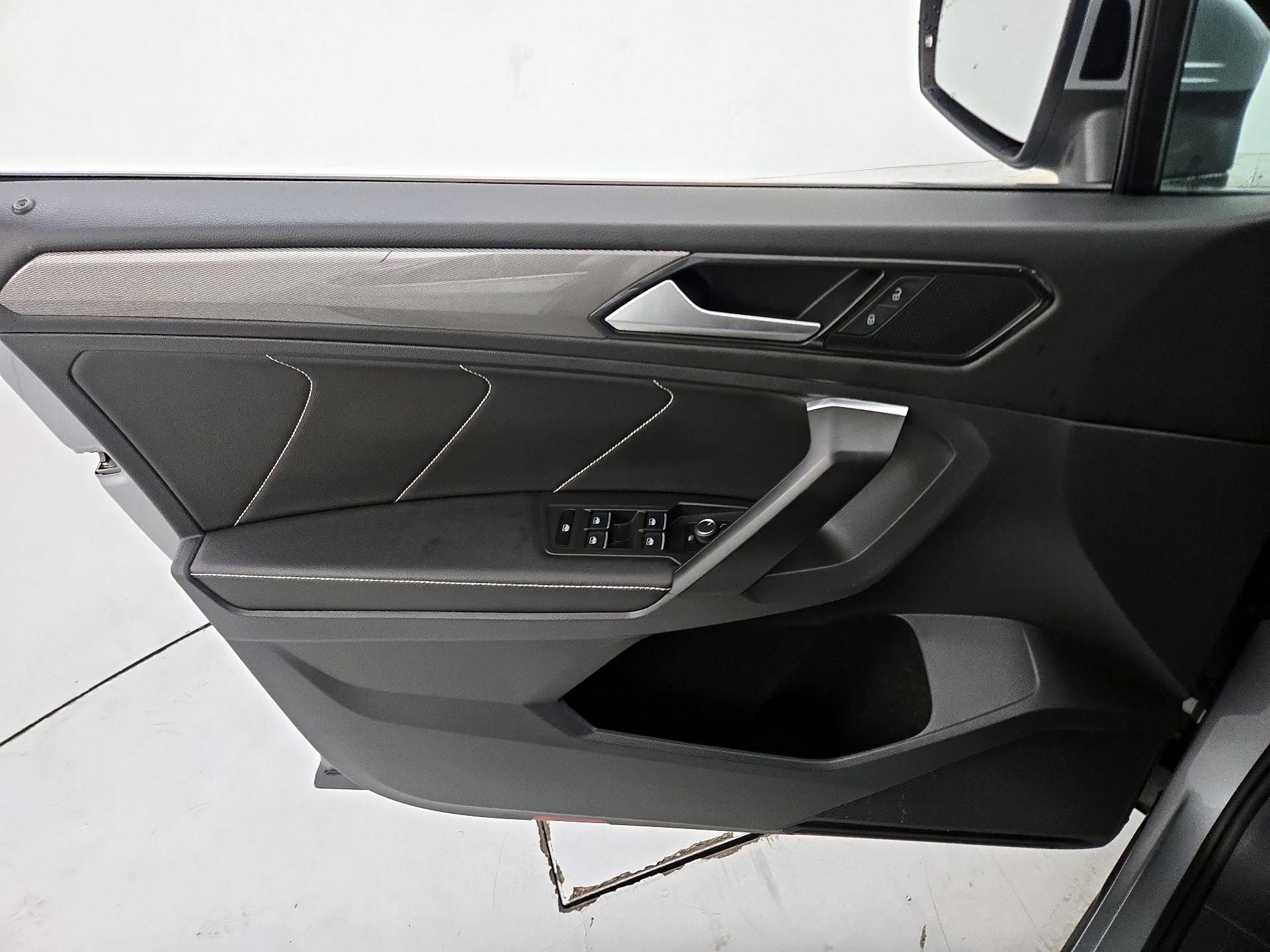 Thumbnail: 2023 Volkswagen Tiguan - 12