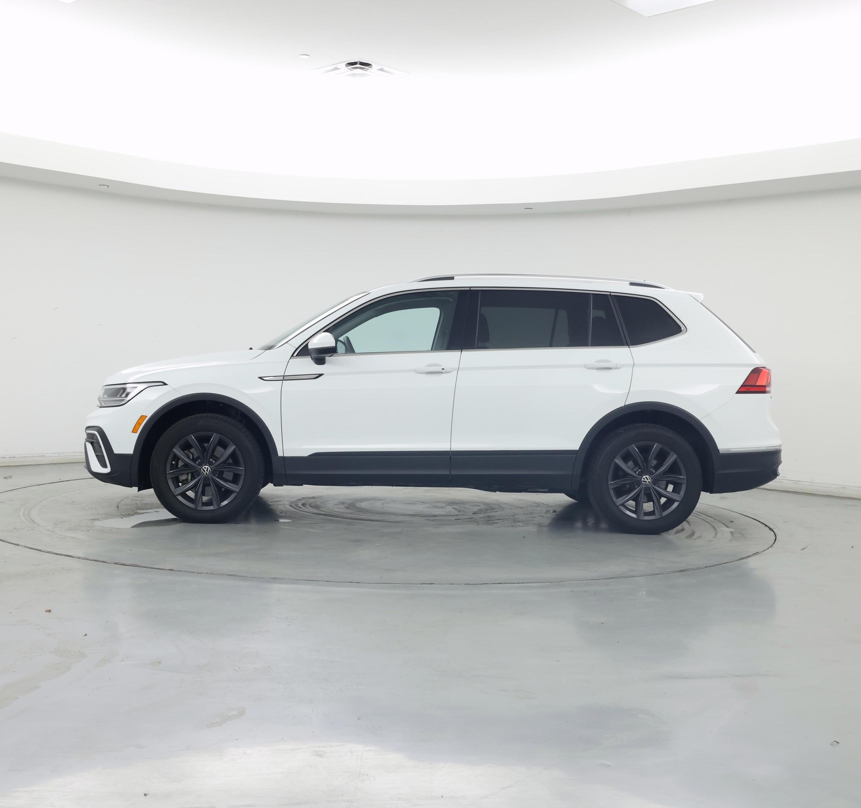 Thumbnail: 2022 Volkswagen Tiguan - 3