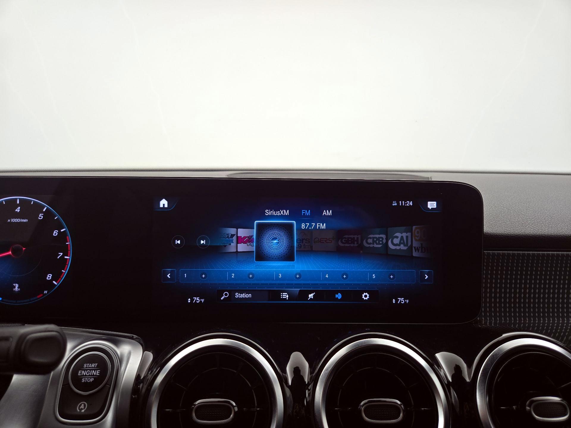 Thumbnail: 2023 Mercedes-Benz GLB - 16