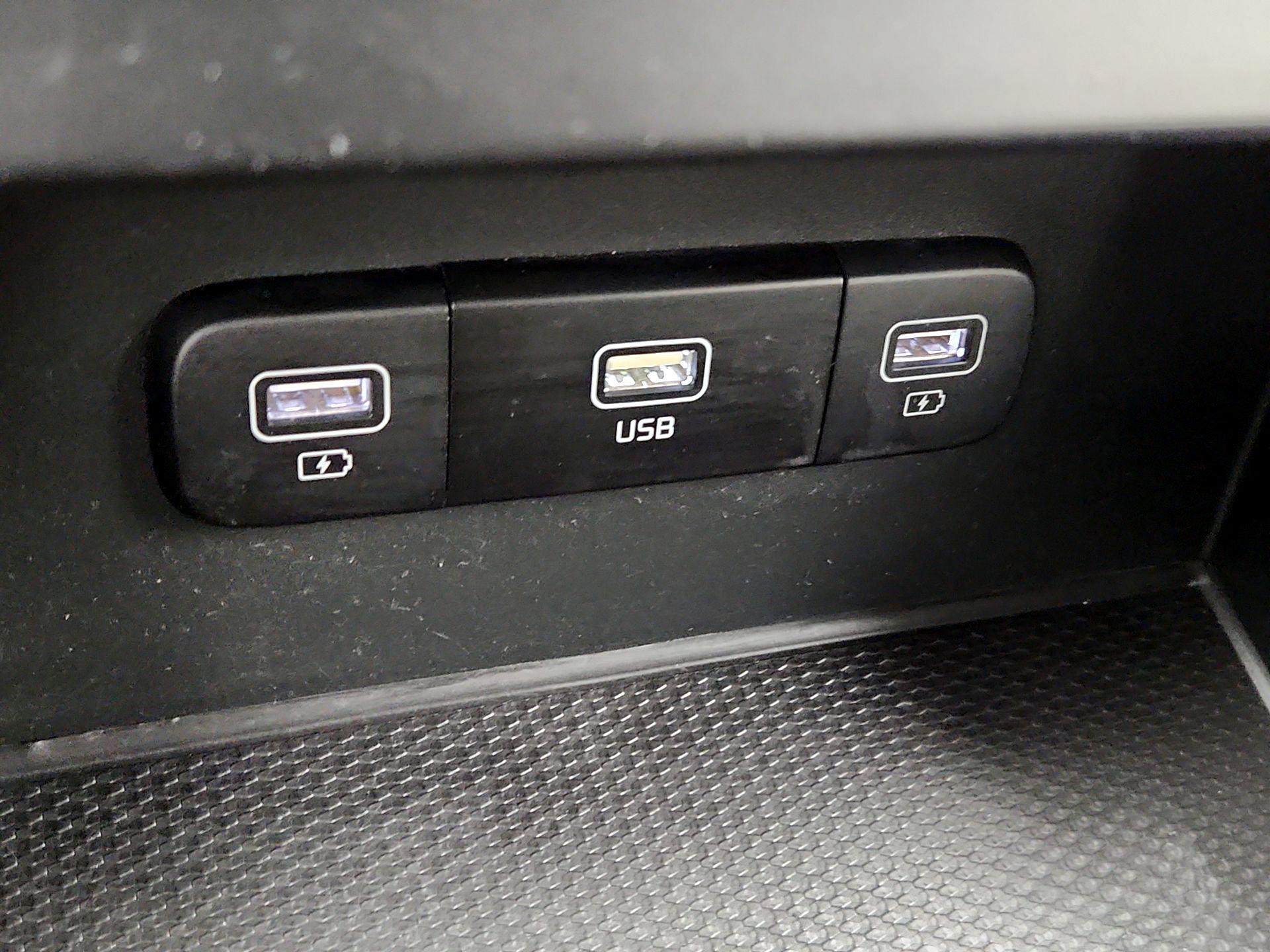 Thumbnail: 2022 Kia Carnival - 18