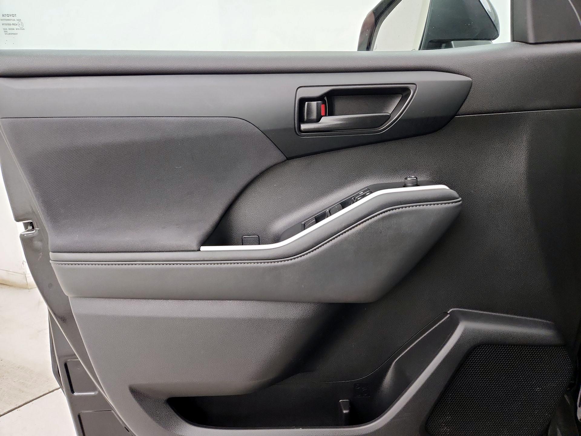 Thumbnail: 2022 Toyota Highlander - 12