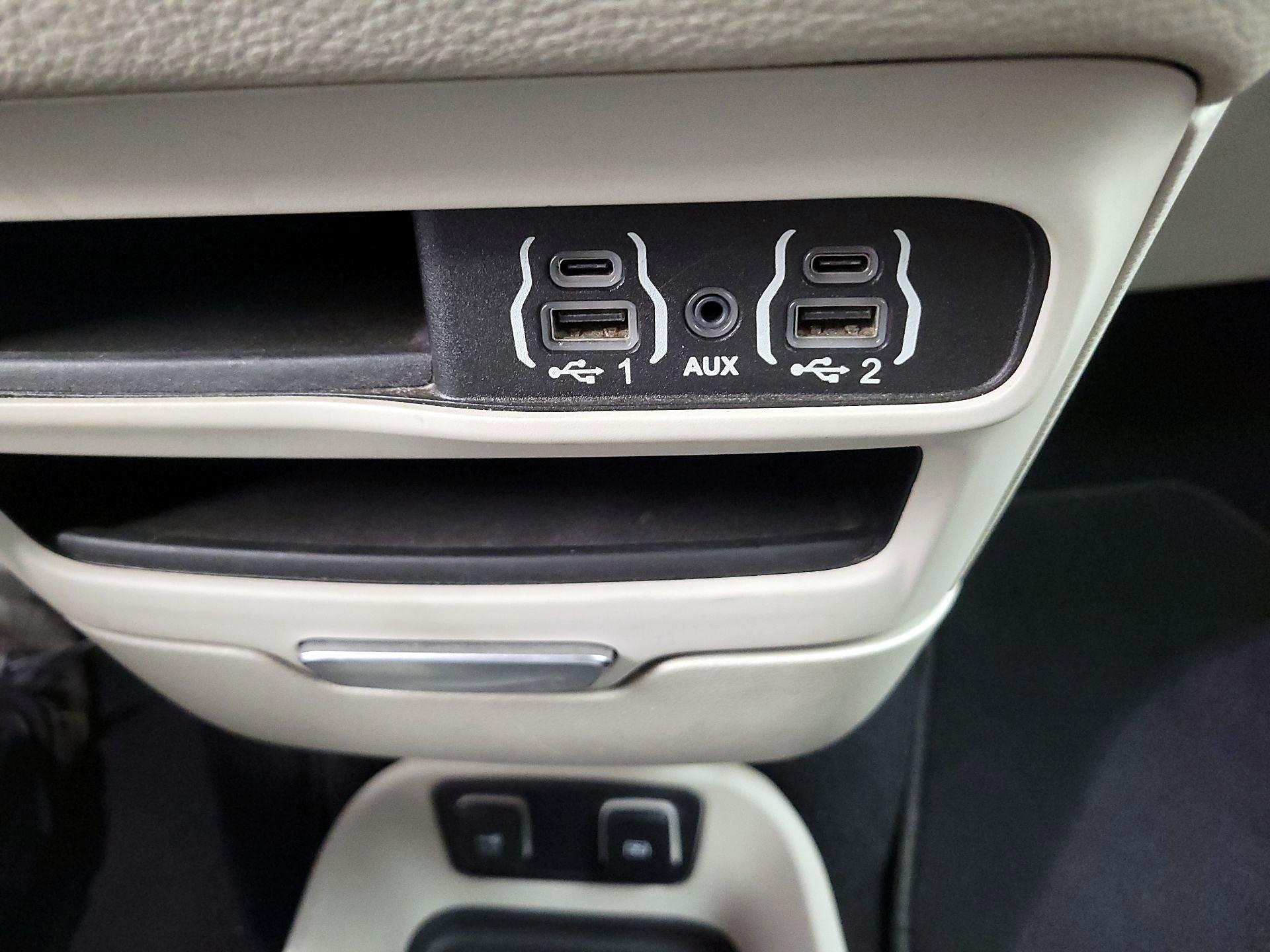 Thumbnail: 2021 Chrysler Pacifica - 18