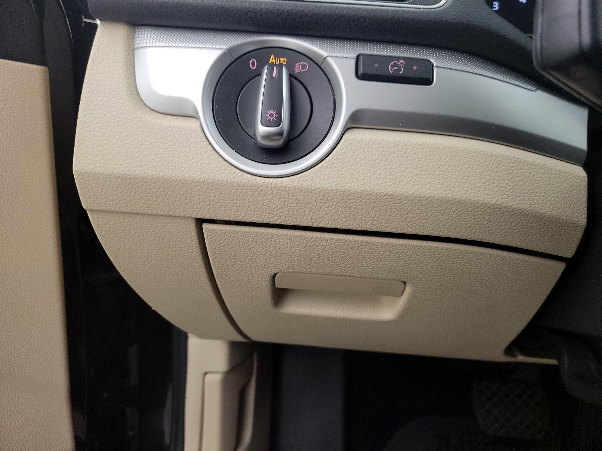 Thumbnail: 2019 Volkswagen Passat - 13