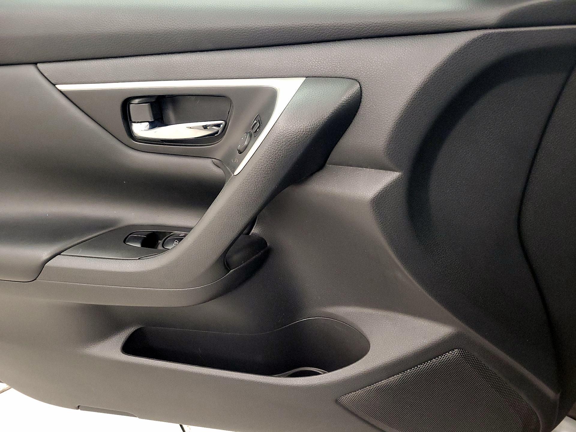 Thumbnail: 2017 Nissan Altima - 12