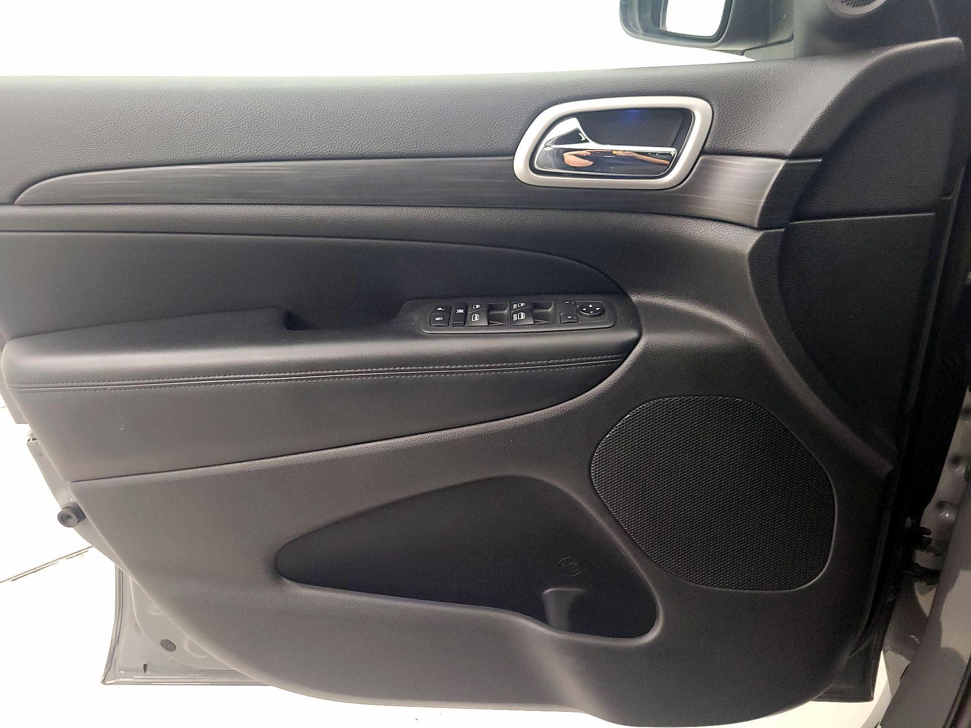 Thumbnail: 2020 Jeep Grand Cherokee - 12