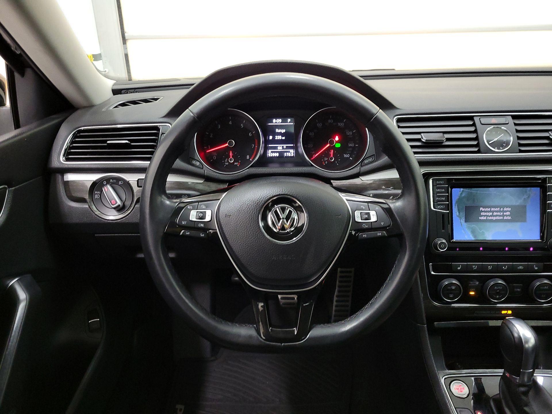 Thumbnail: 2016 Volkswagen Passat - 10