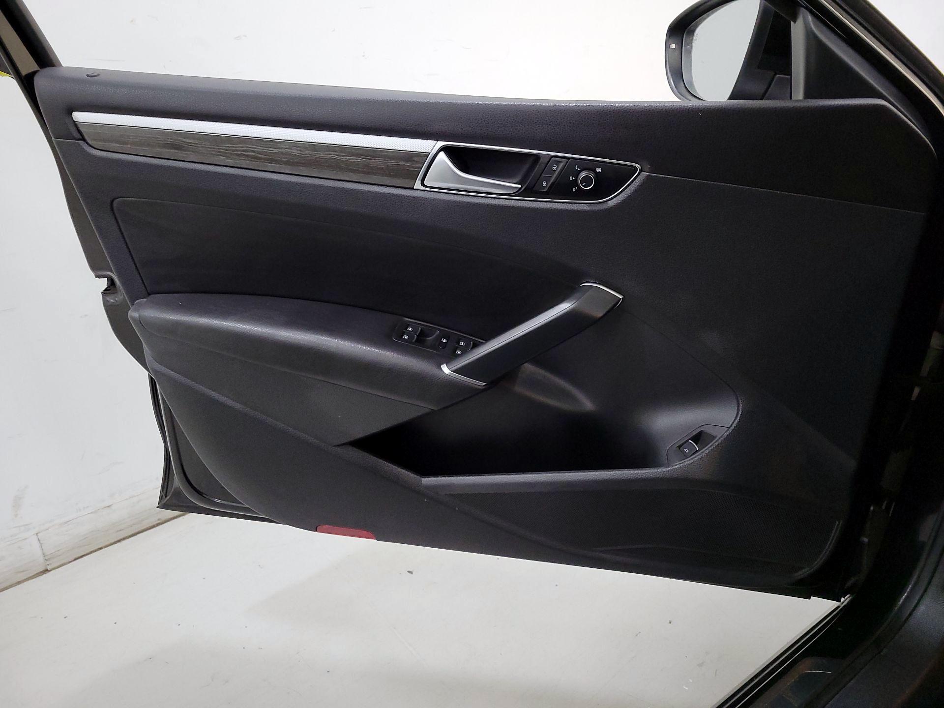 Thumbnail: 2016 Volkswagen Passat - 12