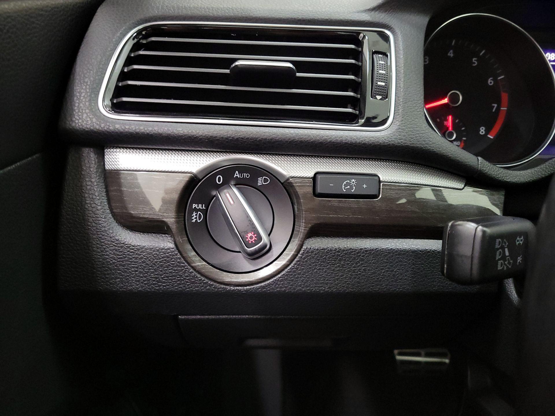 Thumbnail: 2016 Volkswagen Passat - 13