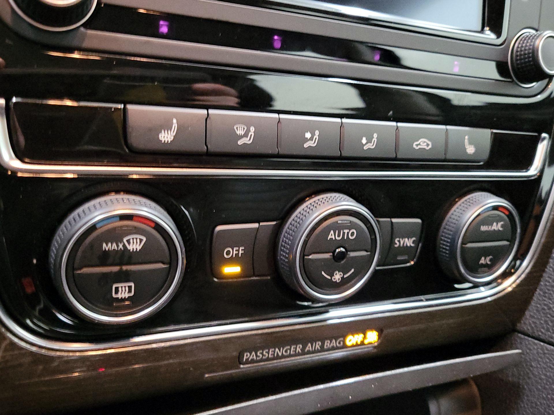 Thumbnail: 2016 Volkswagen Passat - 16