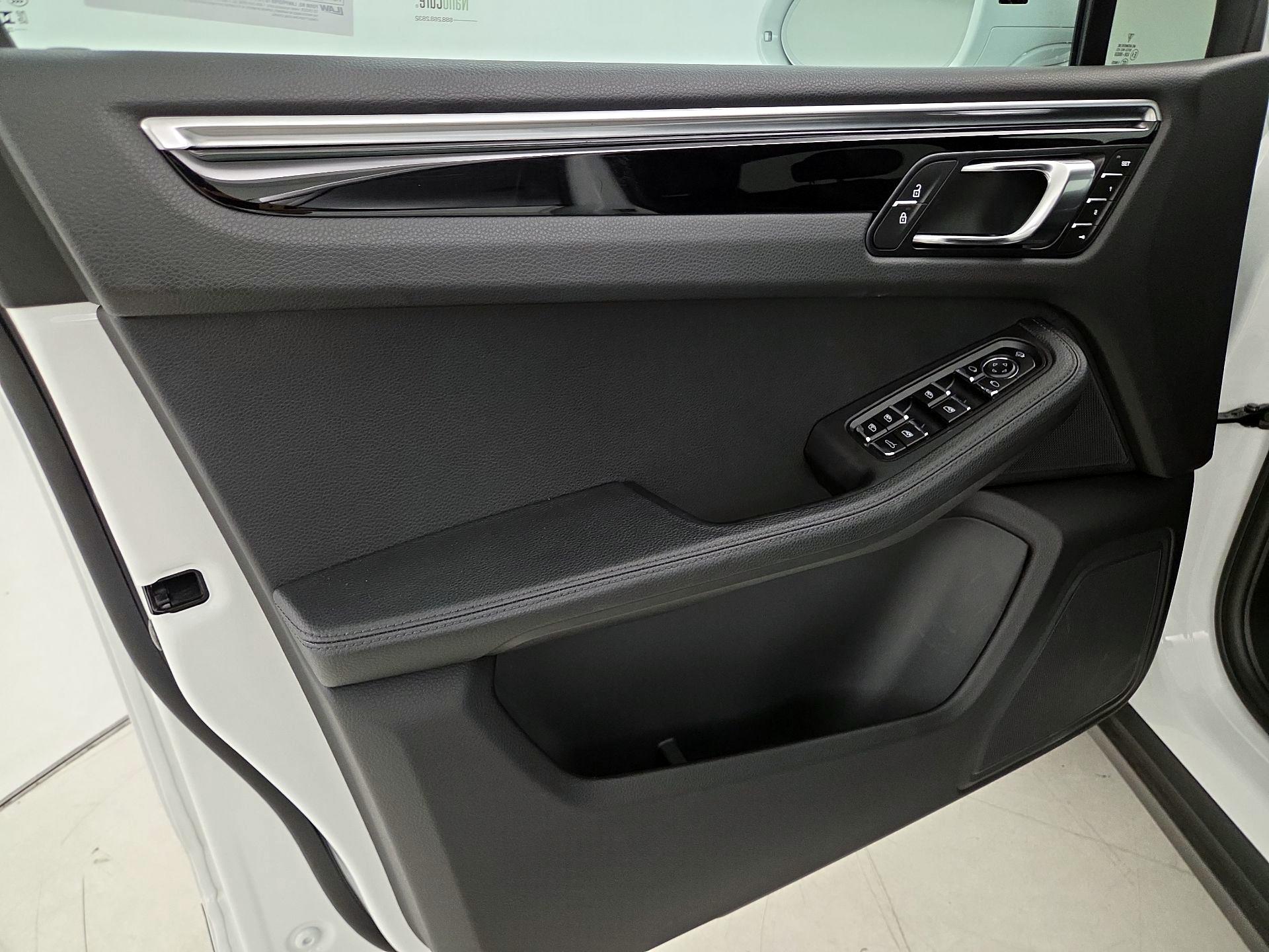 Thumbnail: 2023 Porsche Macan - 12