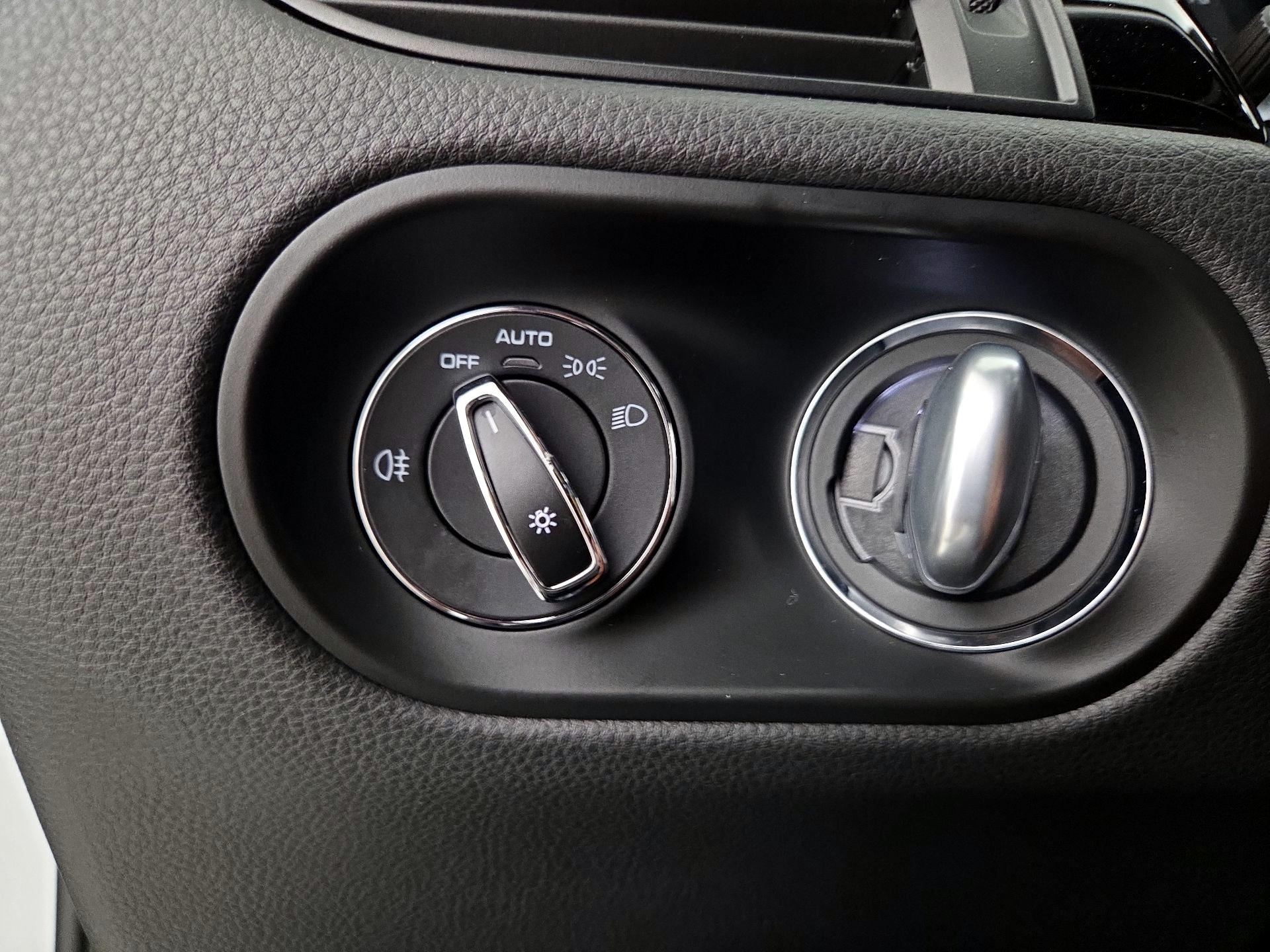 Thumbnail: 2023 Porsche Macan - 13