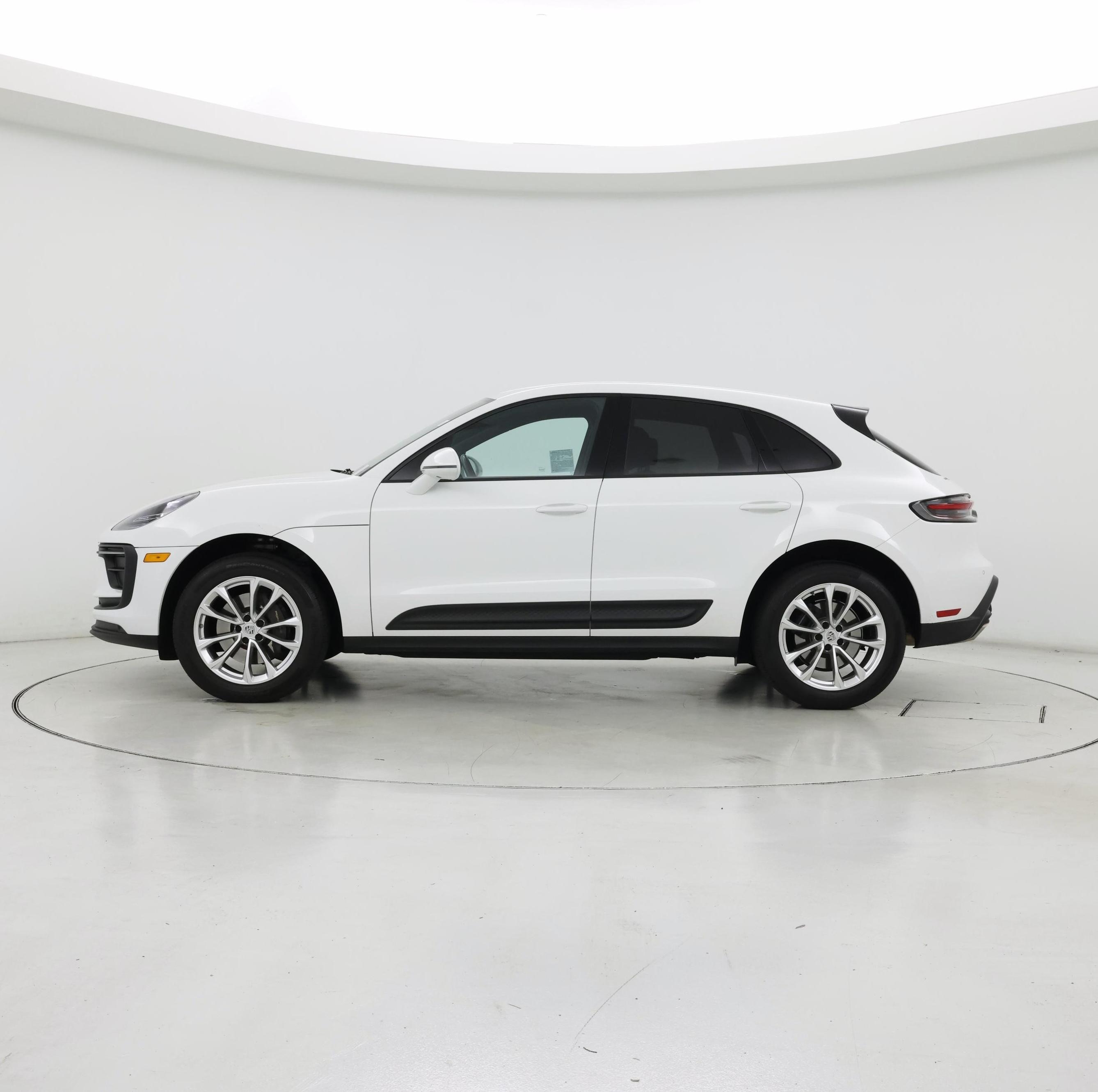 Thumbnail: 2023 Porsche Macan - 3