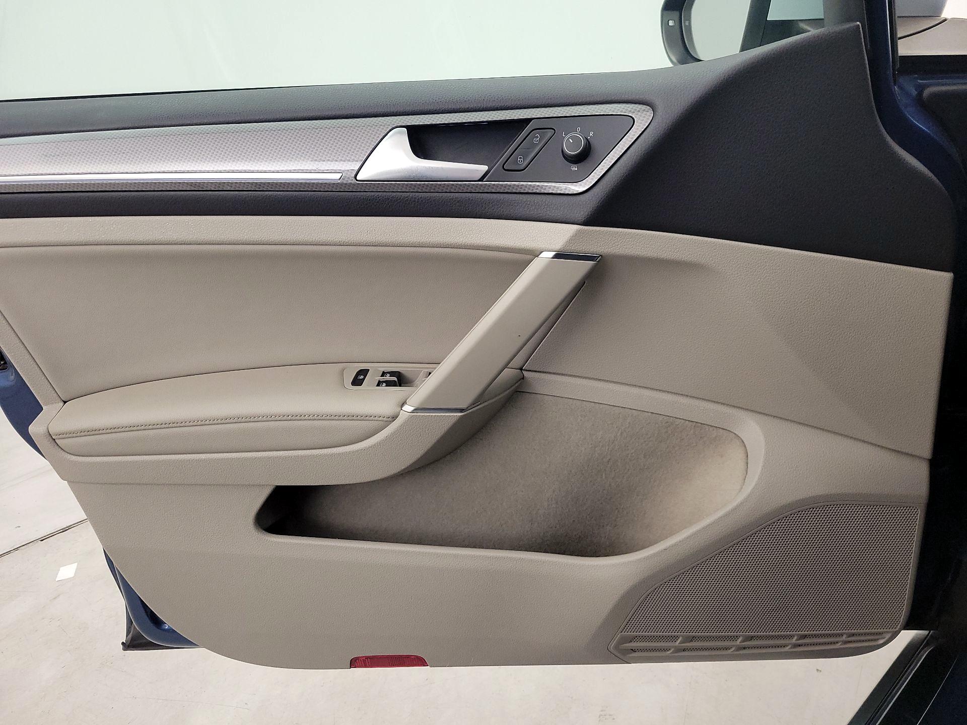 Thumbnail: 2017 Volkswagen Golf - 12