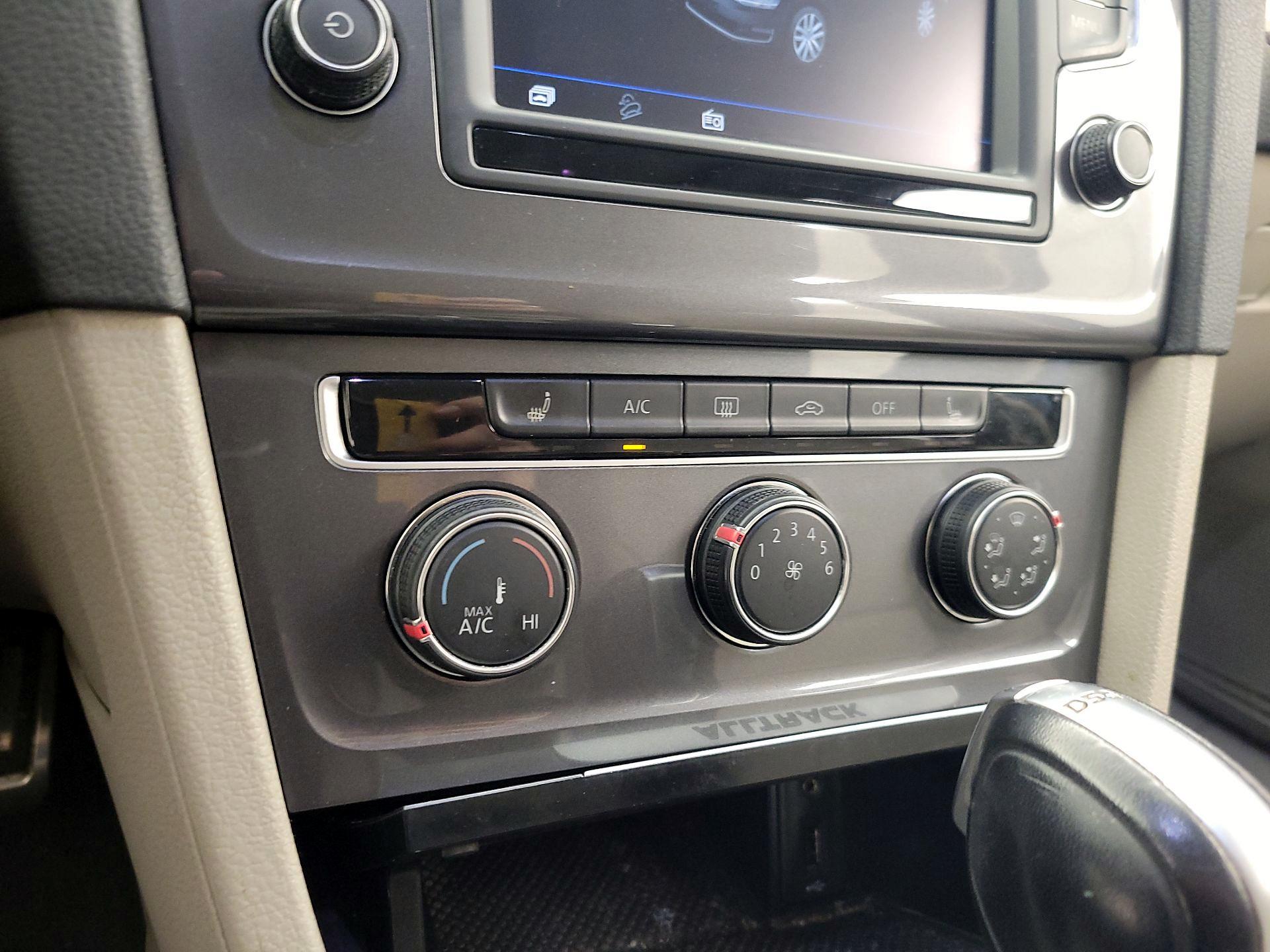 Thumbnail: 2017 Volkswagen Golf - 16