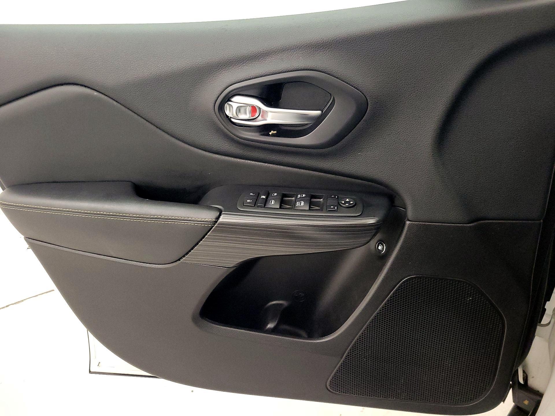 Thumbnail: 2015 Jeep Cherokee - 12