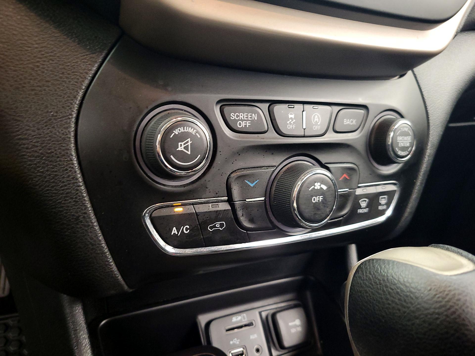 Thumbnail: 2015 Jeep Cherokee - 16